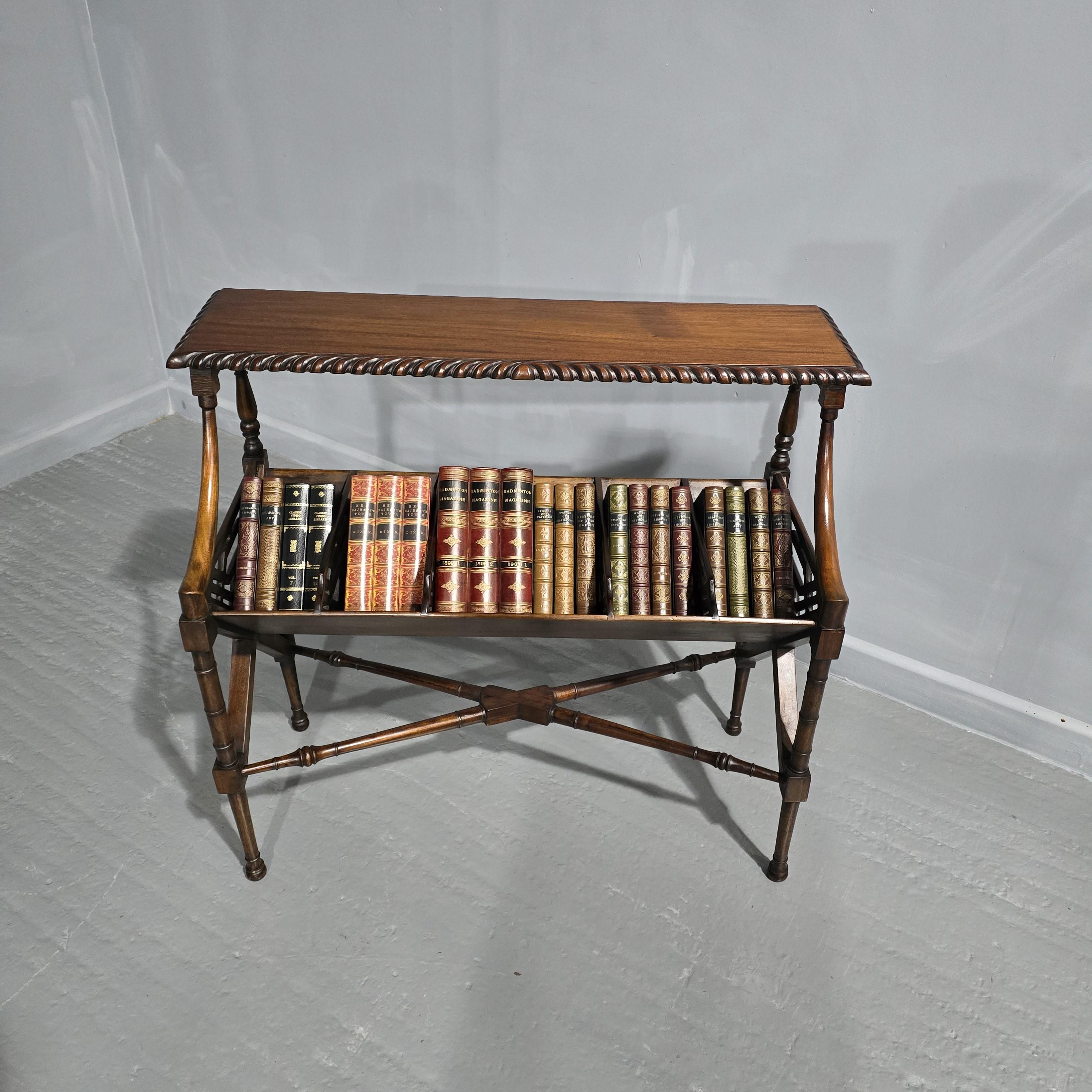 Una buona mangiatoia per libri in mogano in stile Regency, in ottime condizioni.

34 