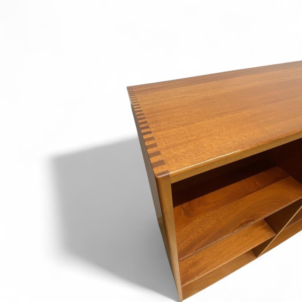 Libreria in mogano massiccio disegnata da Christian Hvidt e pubblicata da Søborg Møbler negli anni Settanta. Il design è sobrio e funzionale e mette in risalto la bellezza naturale del legno, la precisione degli assemblaggi e l'eccezionale qualità