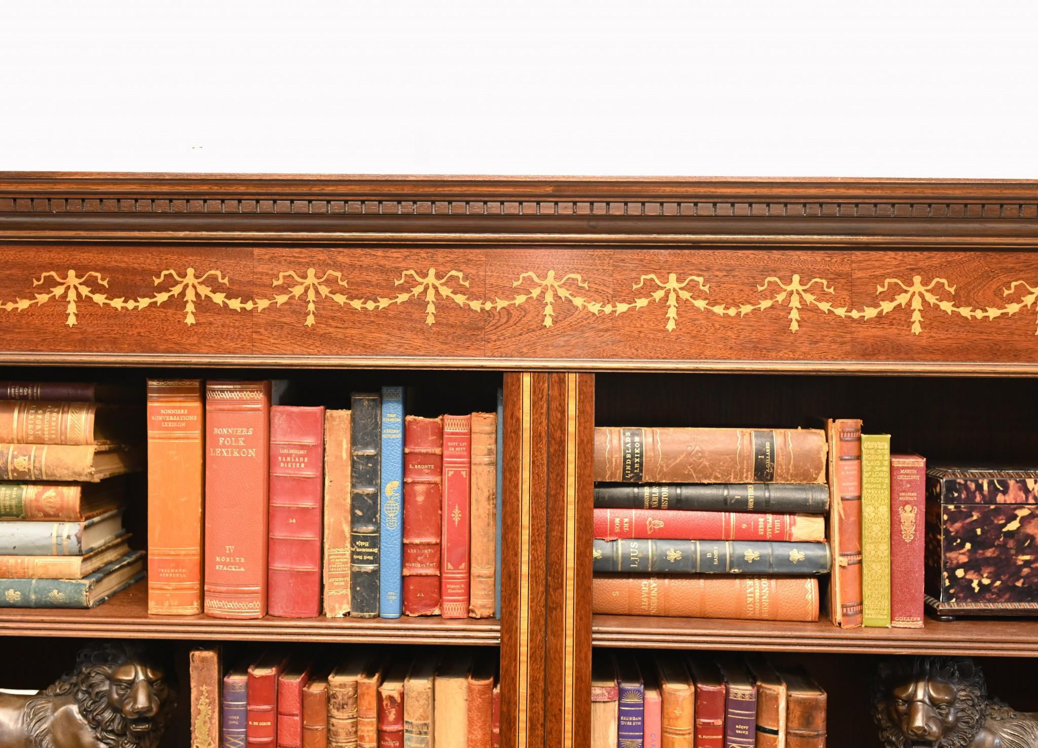 Sie sehen hier ein wunderschönes offenes Bücherregal aus englischem Mahagoni mit Doppelfront und Sheraton-Intarsien. Ich hoffe, die Fotos werden diesem atemberaubenden Stück gerecht, in natura ist es sicherlich noch beeindruckender.

Das Stück hat