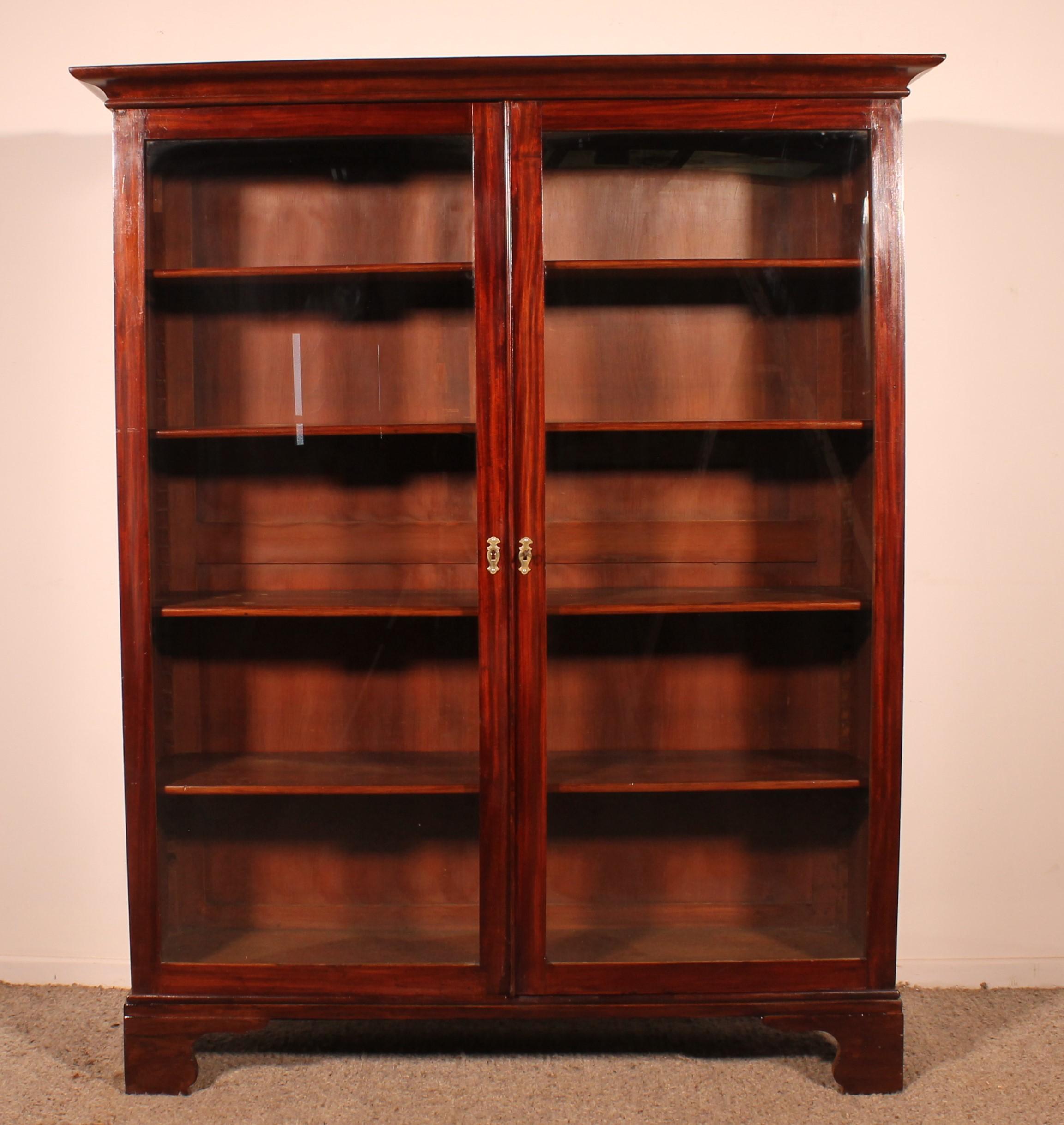 Elegant 19th century mahogany glazed bookcase
Bookcase of very good quality which has its original windows
Beautiful proportions
It can also be used as a display cabinet
The bookcase has adjustable shelves
Original shelves with a mahogany