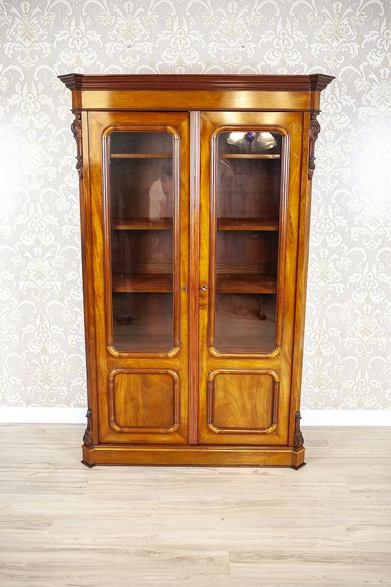 Mahogany Bookcase from the 2nd Half of the 19th Century in Light Brown

We present you this piece of furniture made of coniferous wood veneered with mahogany. The two-leaf main body with its leaves glazed in the upper section is placed on a slightly