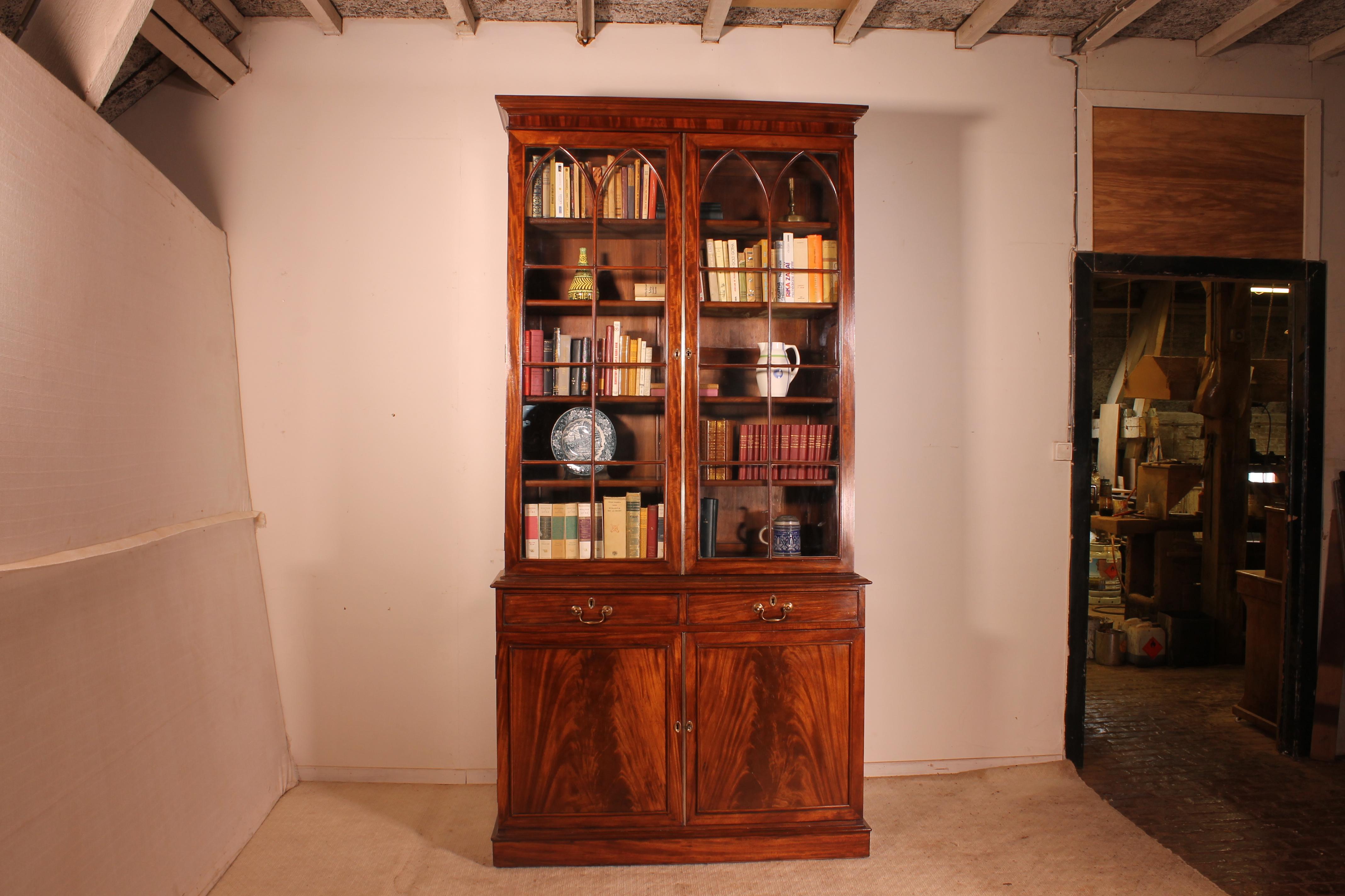 A fine English bookcase from the early 19th century regency period
English work from the early 19th century. The library stands out by its very good quality and its superb proportions

The bookcase is composed of two doors at the bottom, two