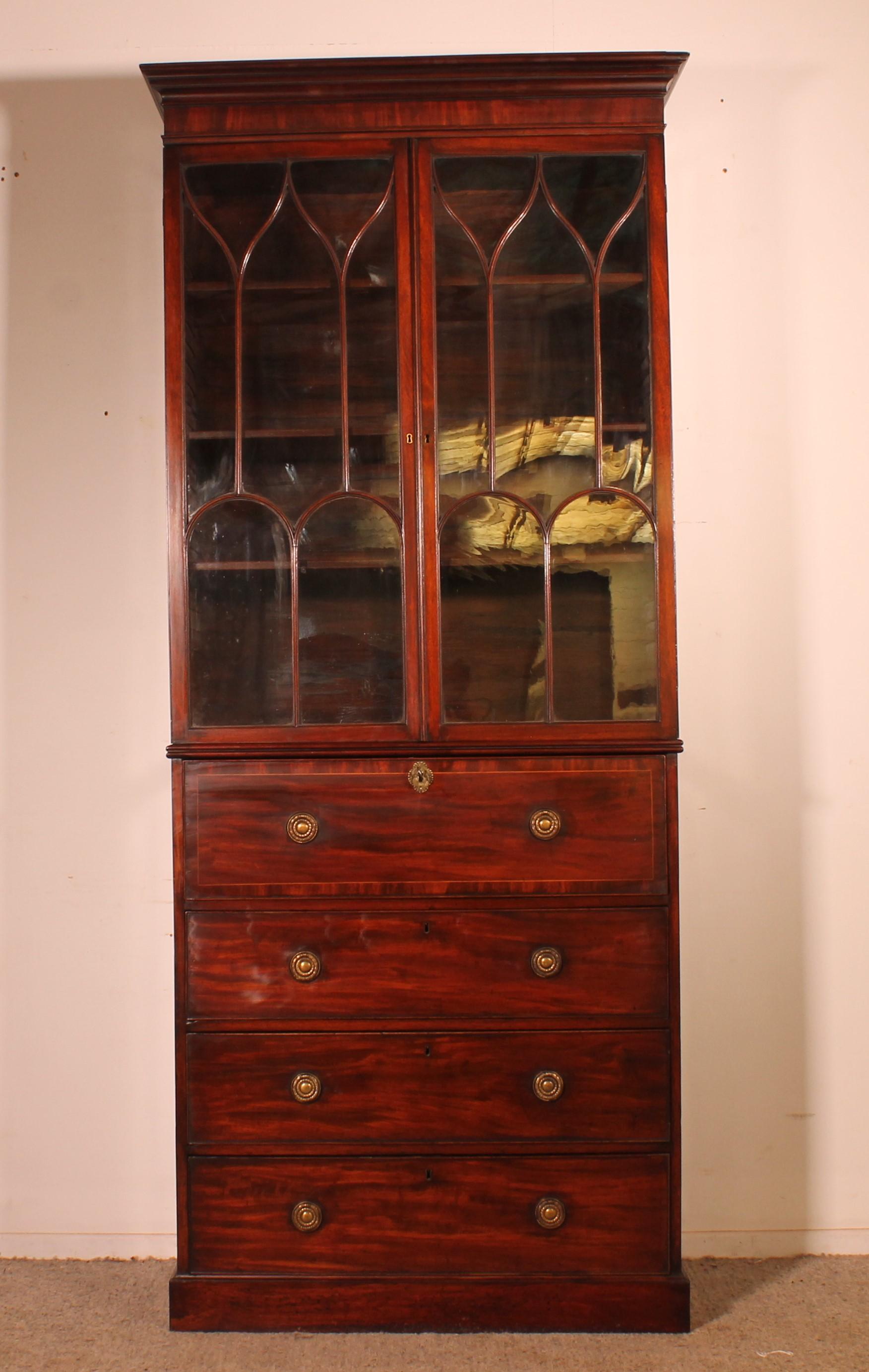 Superba libreria inglese in mogano della fine del XVIII secolo, circa 1780, con segretaria

Bellissima opera inglese in mogano che si distingue per l'ottima qualità, le dimensioni ridotte e la segreteria. Il che gli conferisce molto charme. In