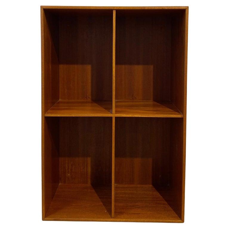 Librerie in mogano massiccio disegnate da Mogens Koch negli anni '30 e prodotte dalla casa editrice Rud . Rasmussen in Danimarca. Questo mobile fa parte della tradizione di pezzi funzionali ed eleganti, caratteristici di quest'epoca.
Koch era un