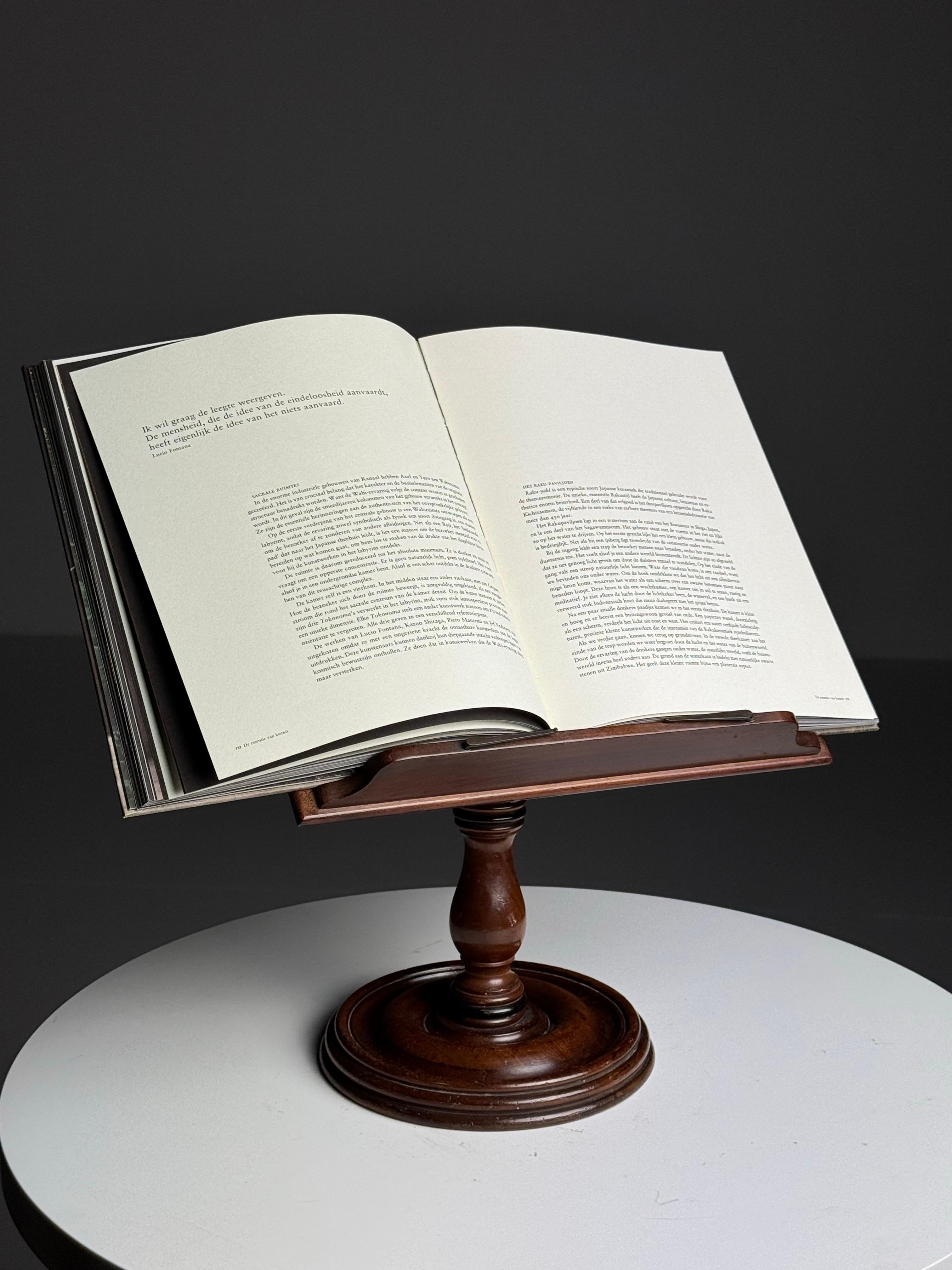 Solid mahogany book stand / book holder. From England, 19th century. Adjustable as desired.

Dimensions: 33W x 38H x 21D cm