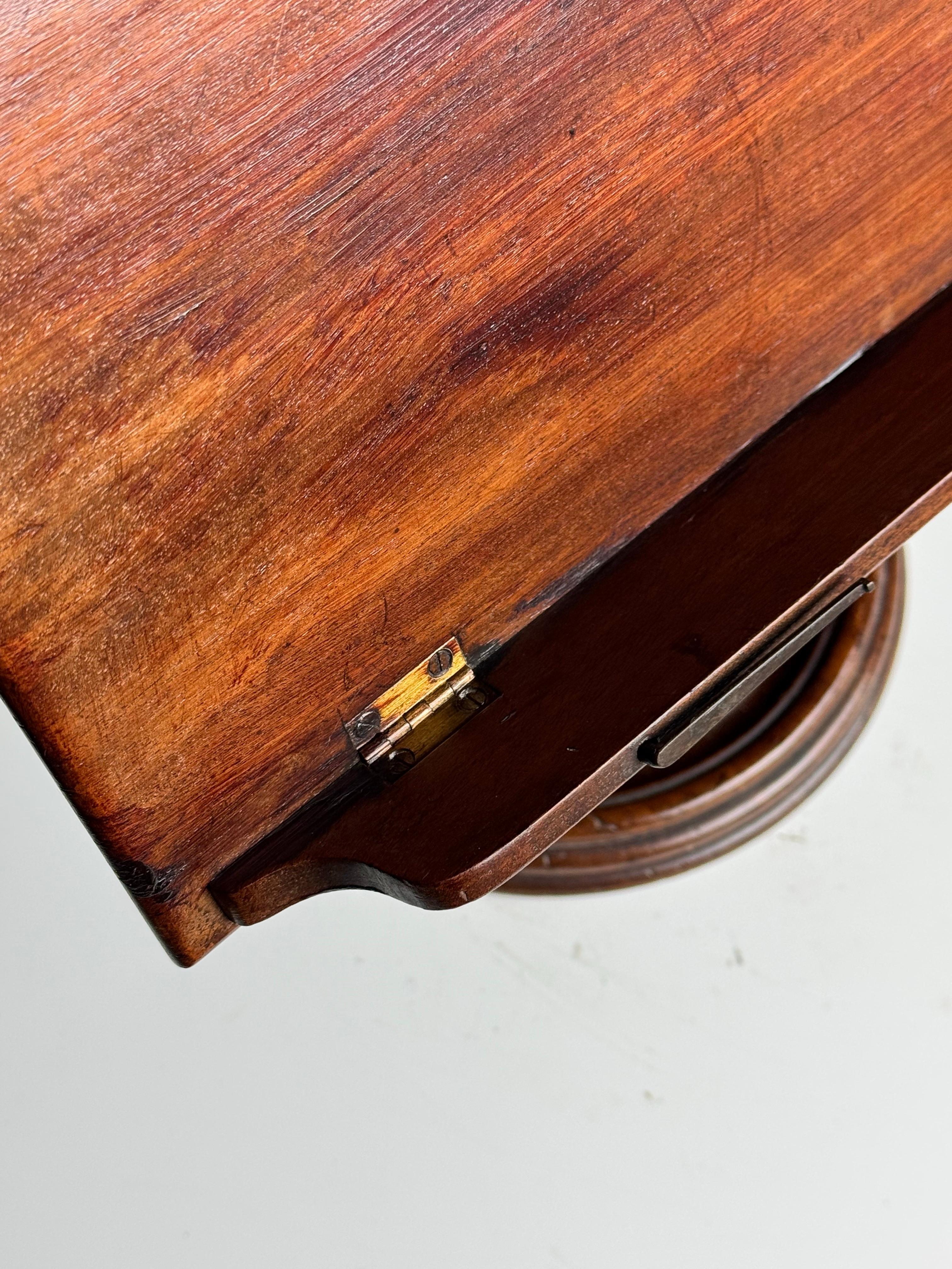 Mahogany bookstand 19th century For Sale 4