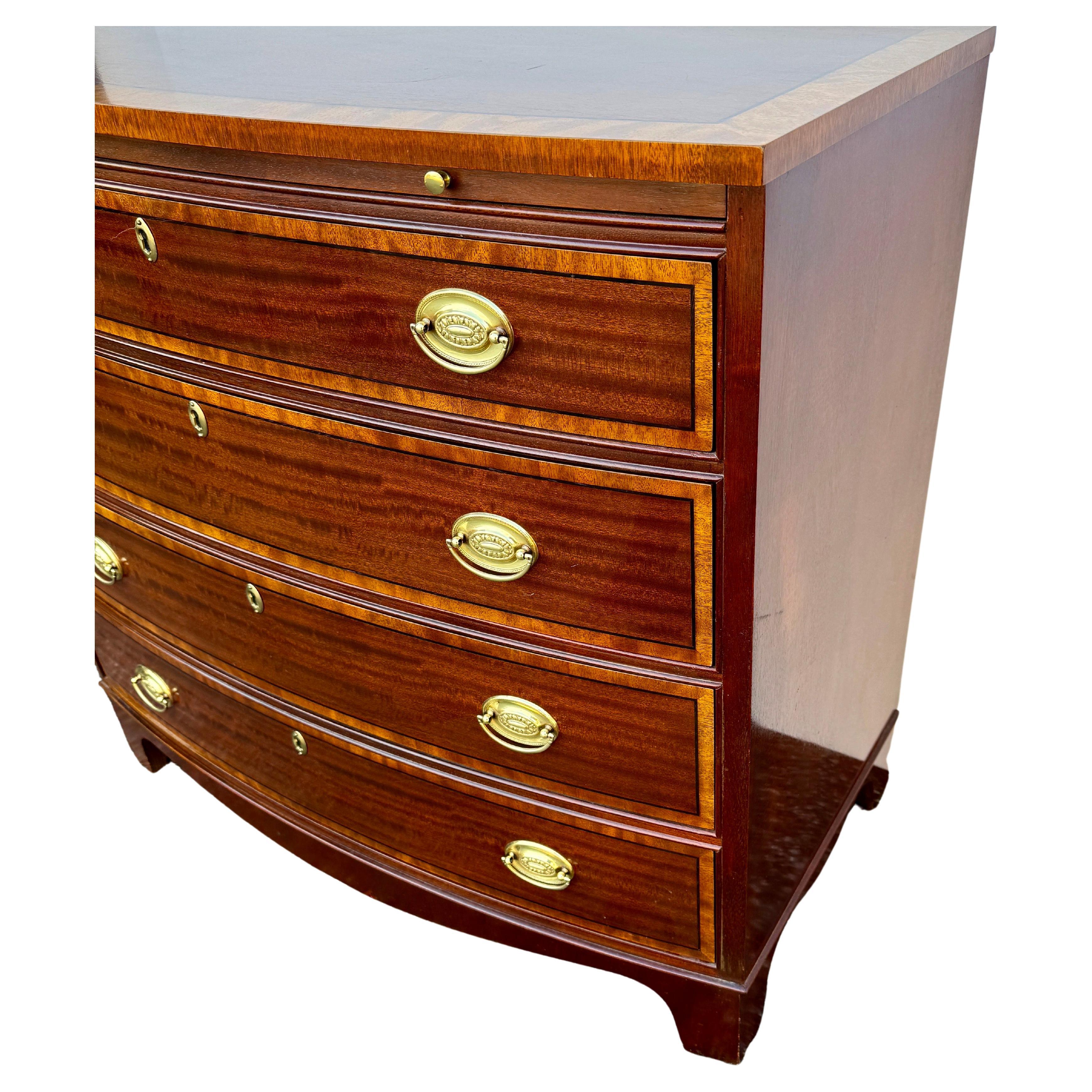 Mahogany Bow Front 4 Drawers Bachelor Chest Dresser Pull Out Tray Brass Hardware In Good Condition In Haddonfield, NJ