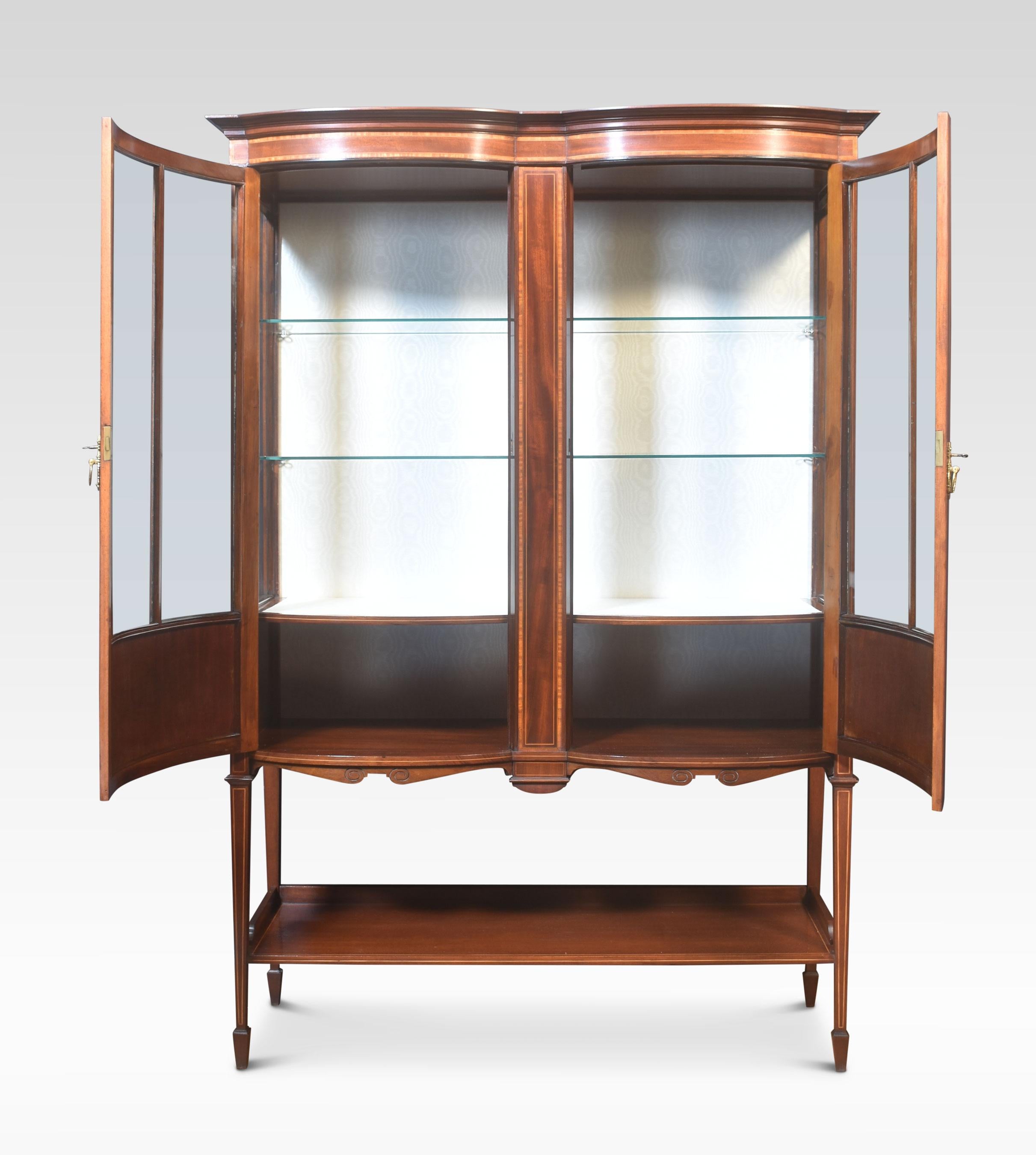 Mahogany Bow Front Display Cabinet In Good Condition For Sale In Cheshire, GB