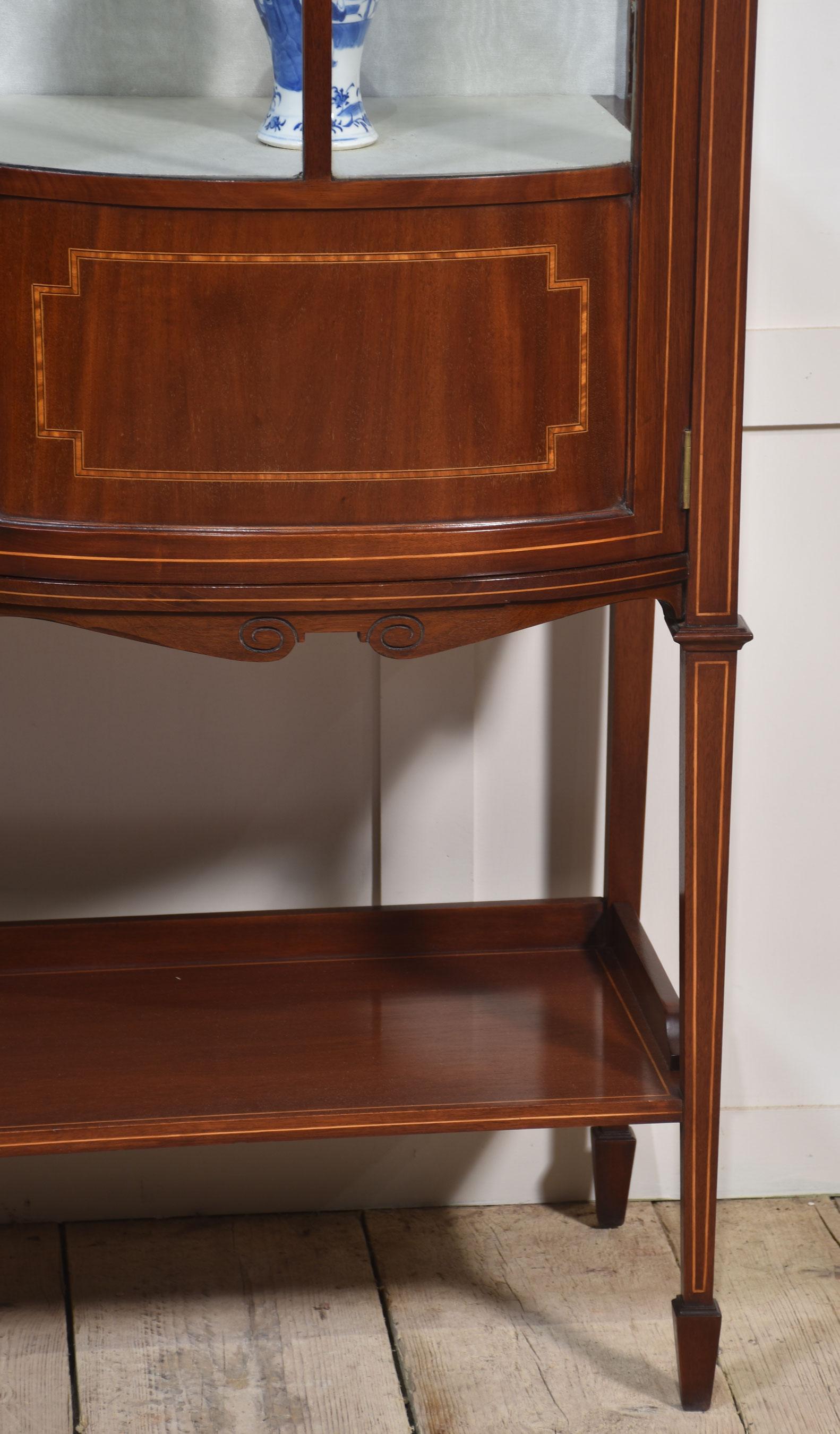 Mahogany bow front display cabinet In Good Condition For Sale In Cheshire, GB