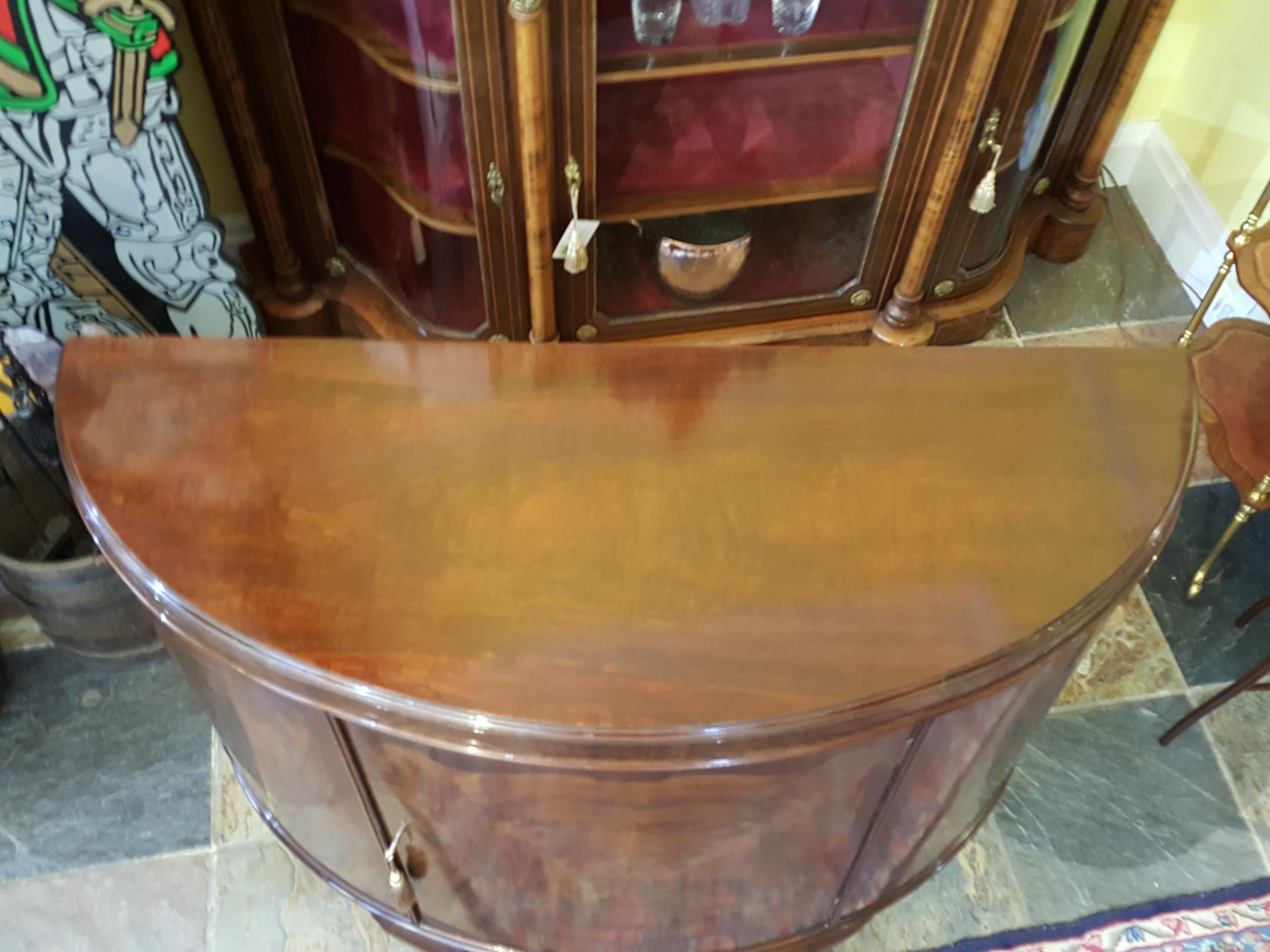 1920s dark quarter veneered mahogany bow front cabinet on short cabriole legs.
Measures: 47