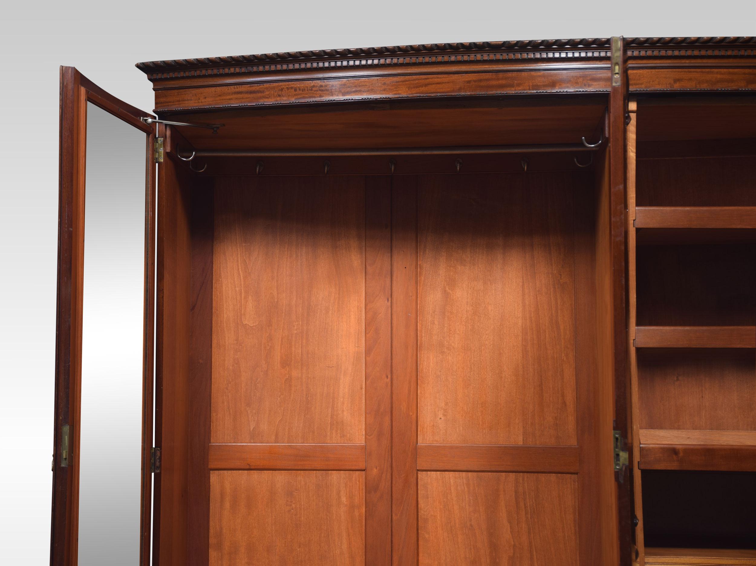 Mahogany Bow Fronted Three-Door Compactum Wardrobe In Good Condition In Cheshire, GB