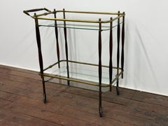 Chariot de bar moderne du milieu du siècle en acajou, laiton et verre