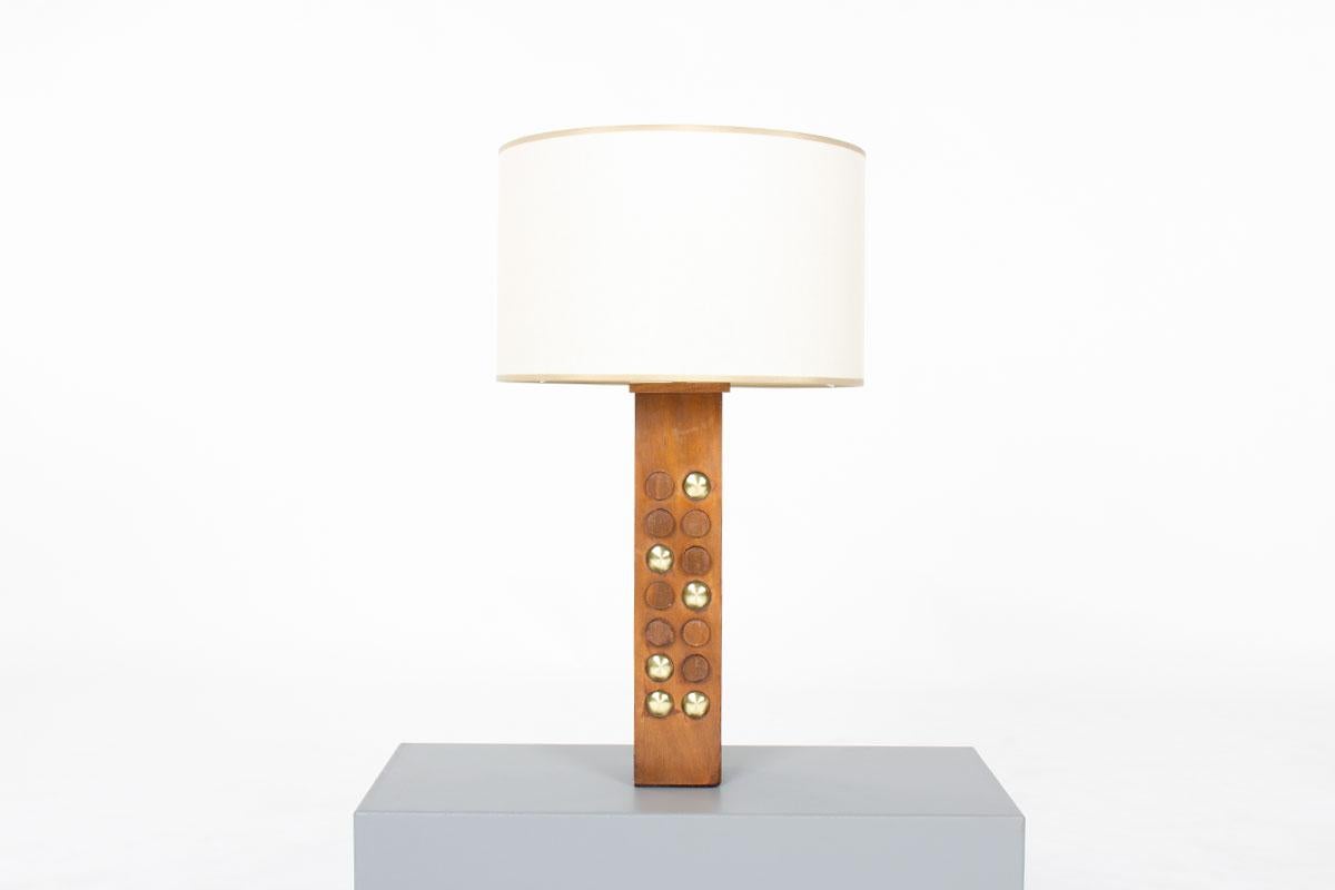 Lampe de table fabriquée dans les années 50 en France
Base en acajou, laiton et cuir
Abat-jour en papier beige (sur mesure)
Design/One