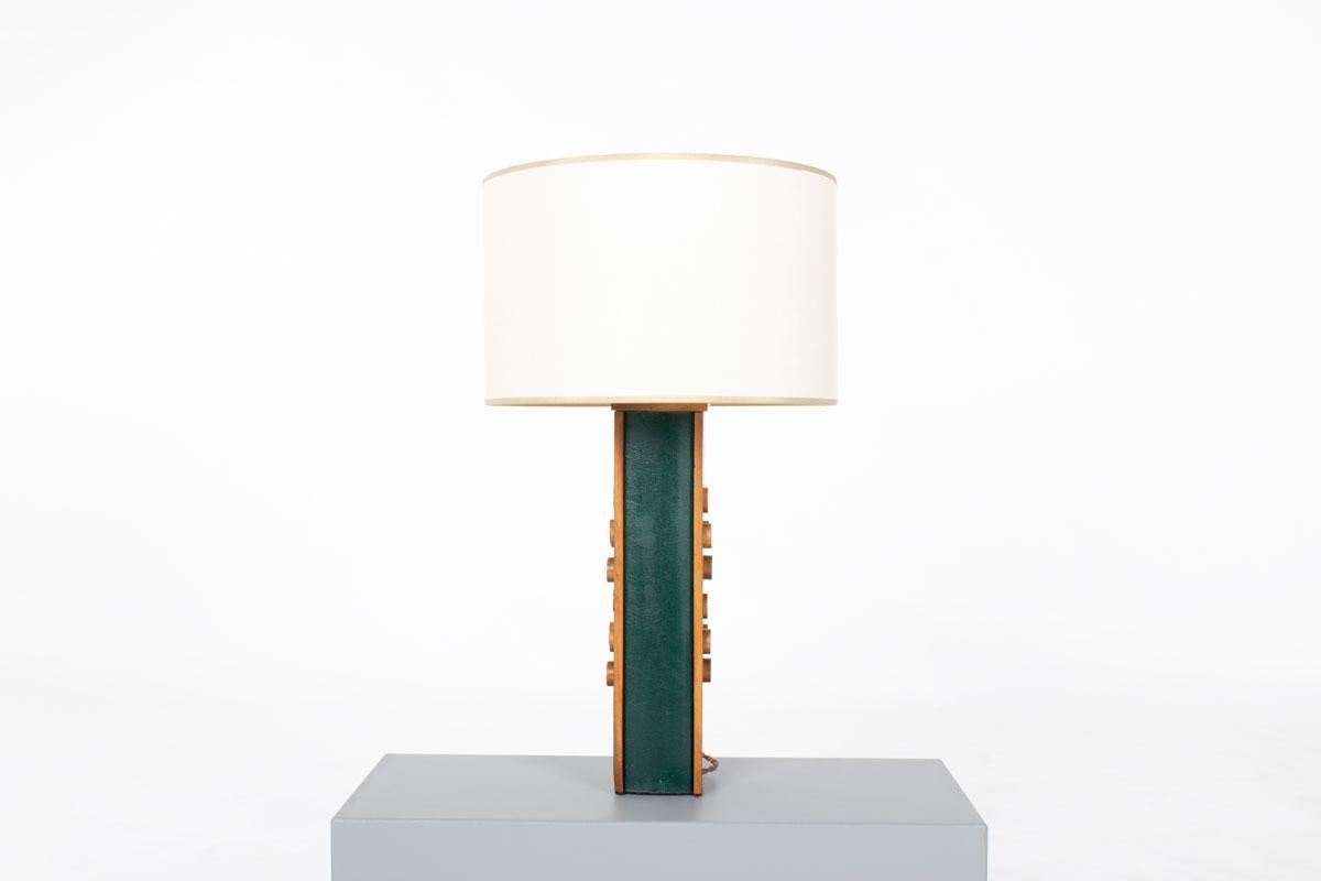 Français Lampe de table en acajou, laiton et cuir 1950 en vente