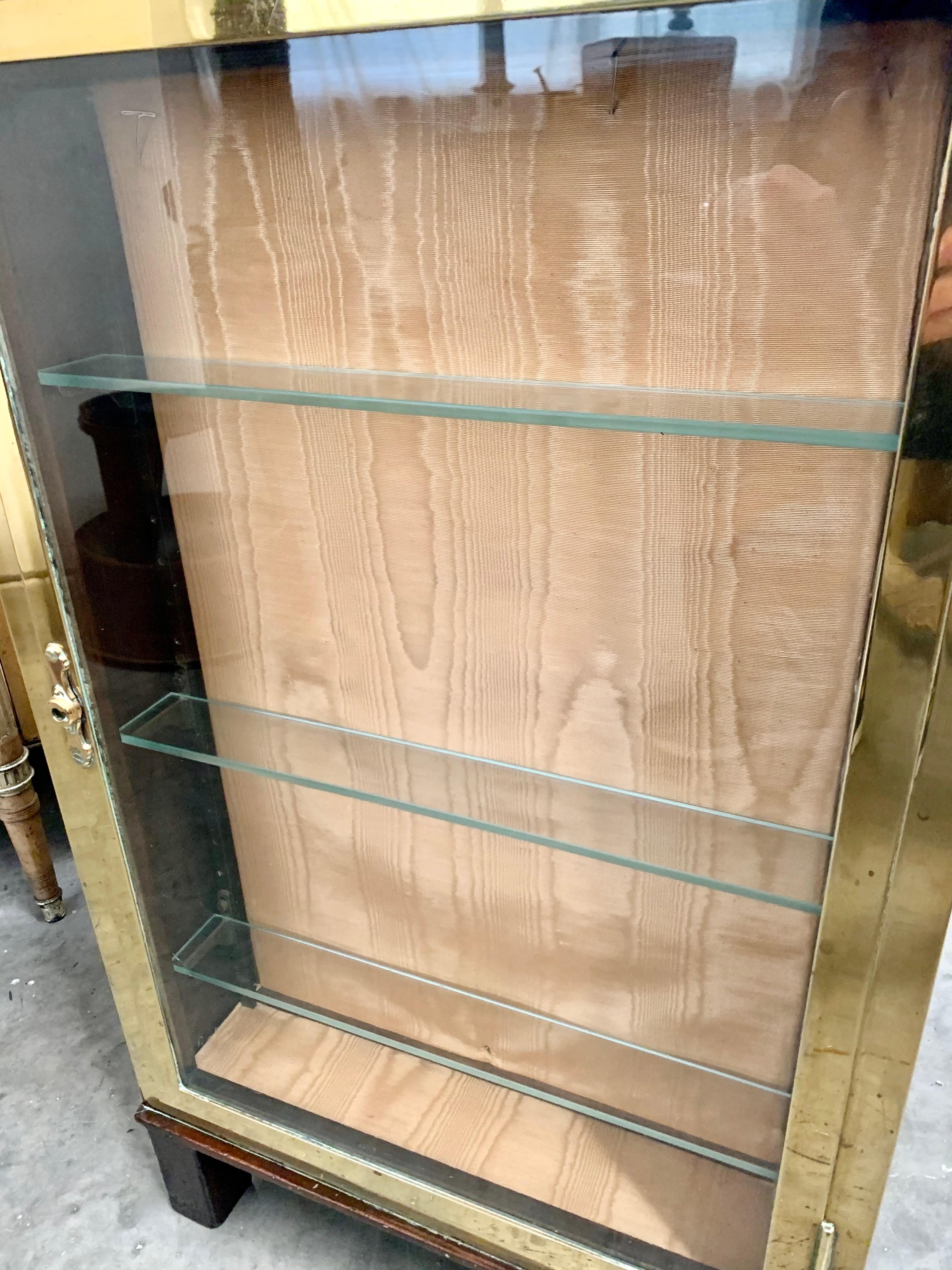 Vetrina da collezione in mogano con rilegatura in ottone - Inghilterra in vendita 1