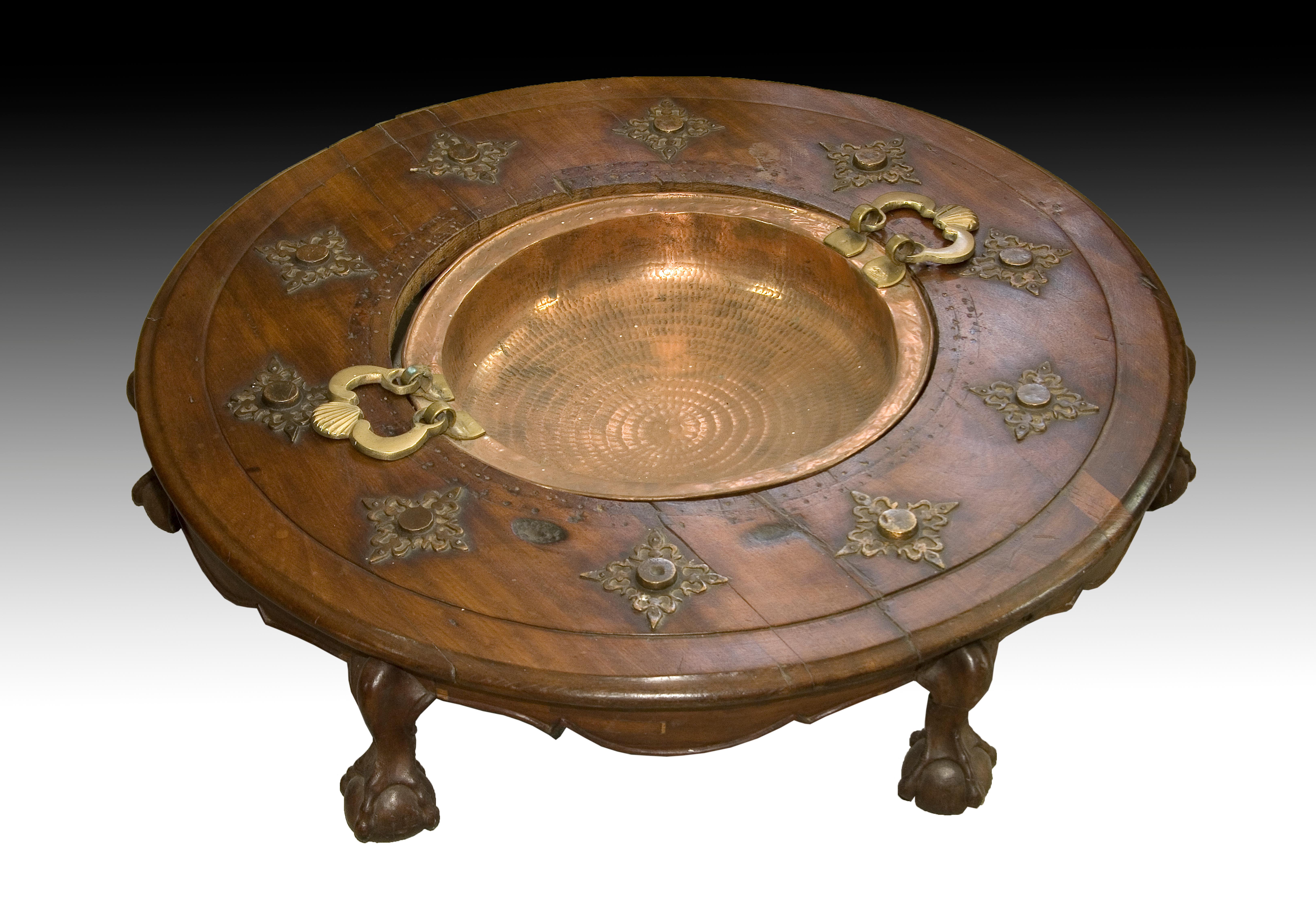 Brazier box in mahogany wood, 18th century.
On legs in the form of claws with balls the box is raised, with a circular profile and decorated with a mixture of skirting at the bottom and nails with plant elements on the top. In the central hole is