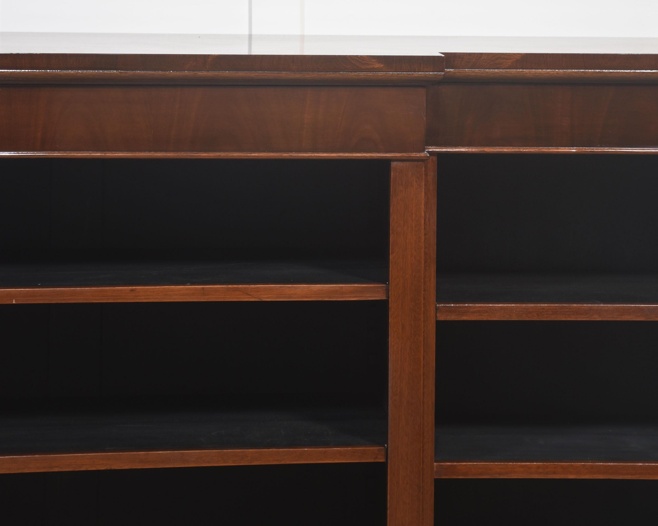 Bibliothèque ouverte Breakfront en acajou en vente 4