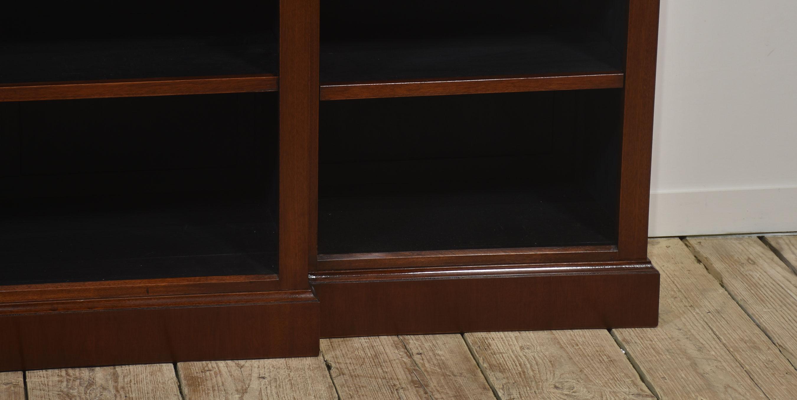 Bibliothèque ouverte Breakfront en acajou en vente 5