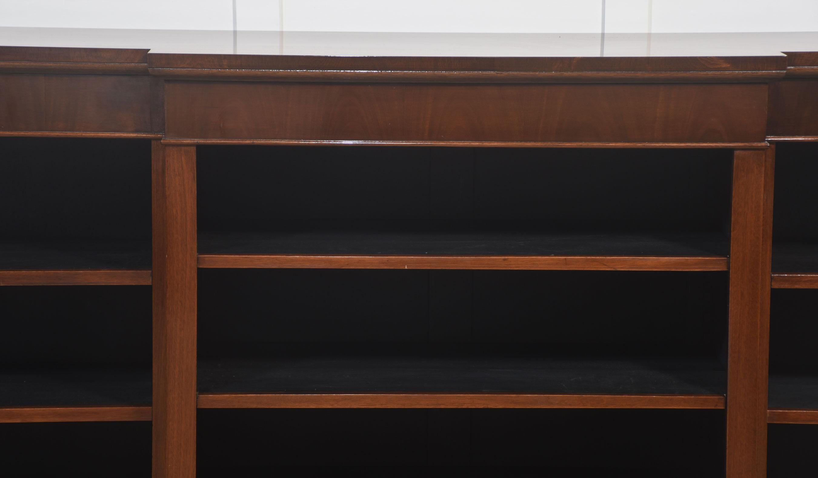 Bibliothèque ouverte Breakfront en acajou en vente 6