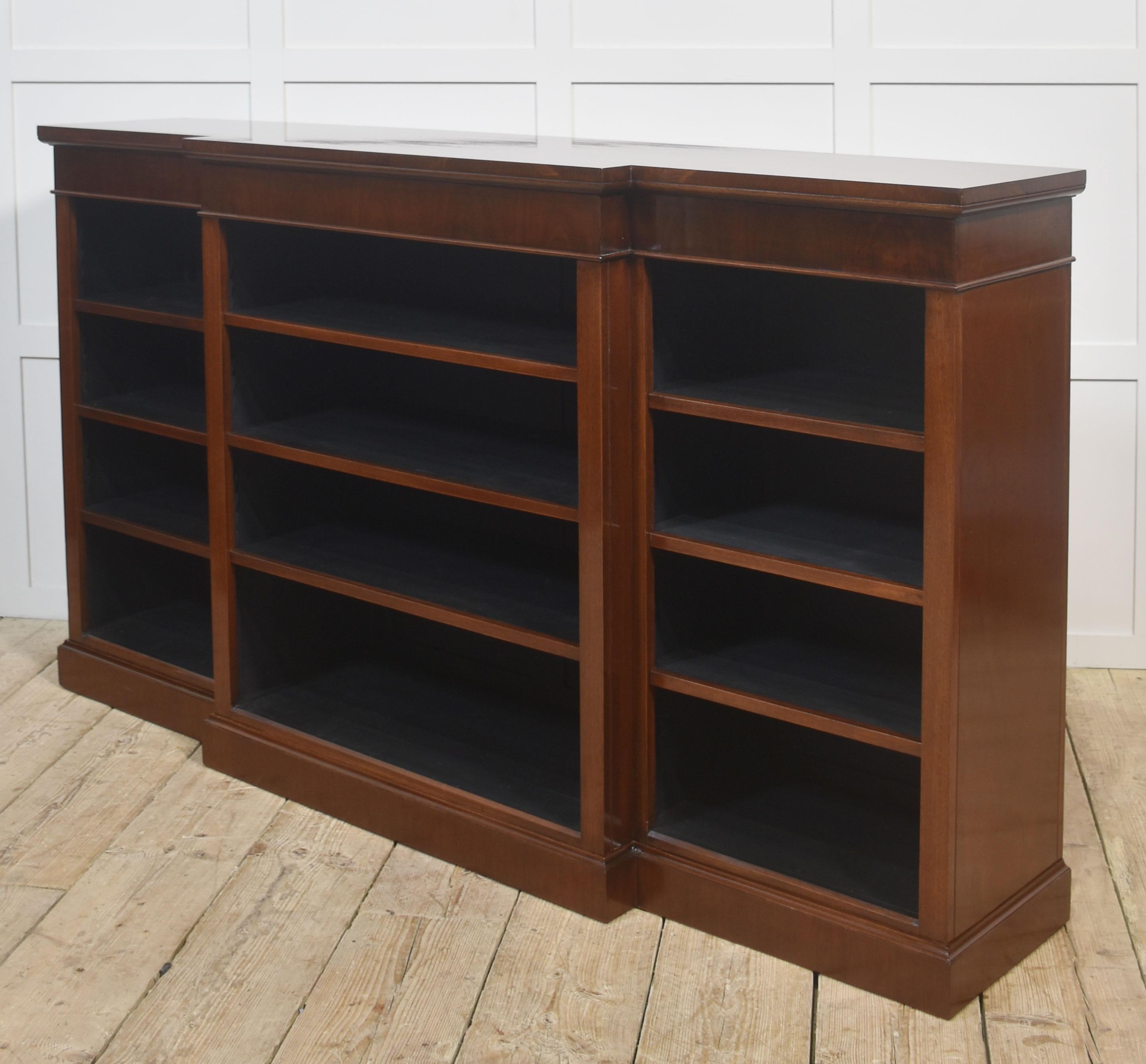 Bibliothèque ouverte Breakfront en acajou en vente 7