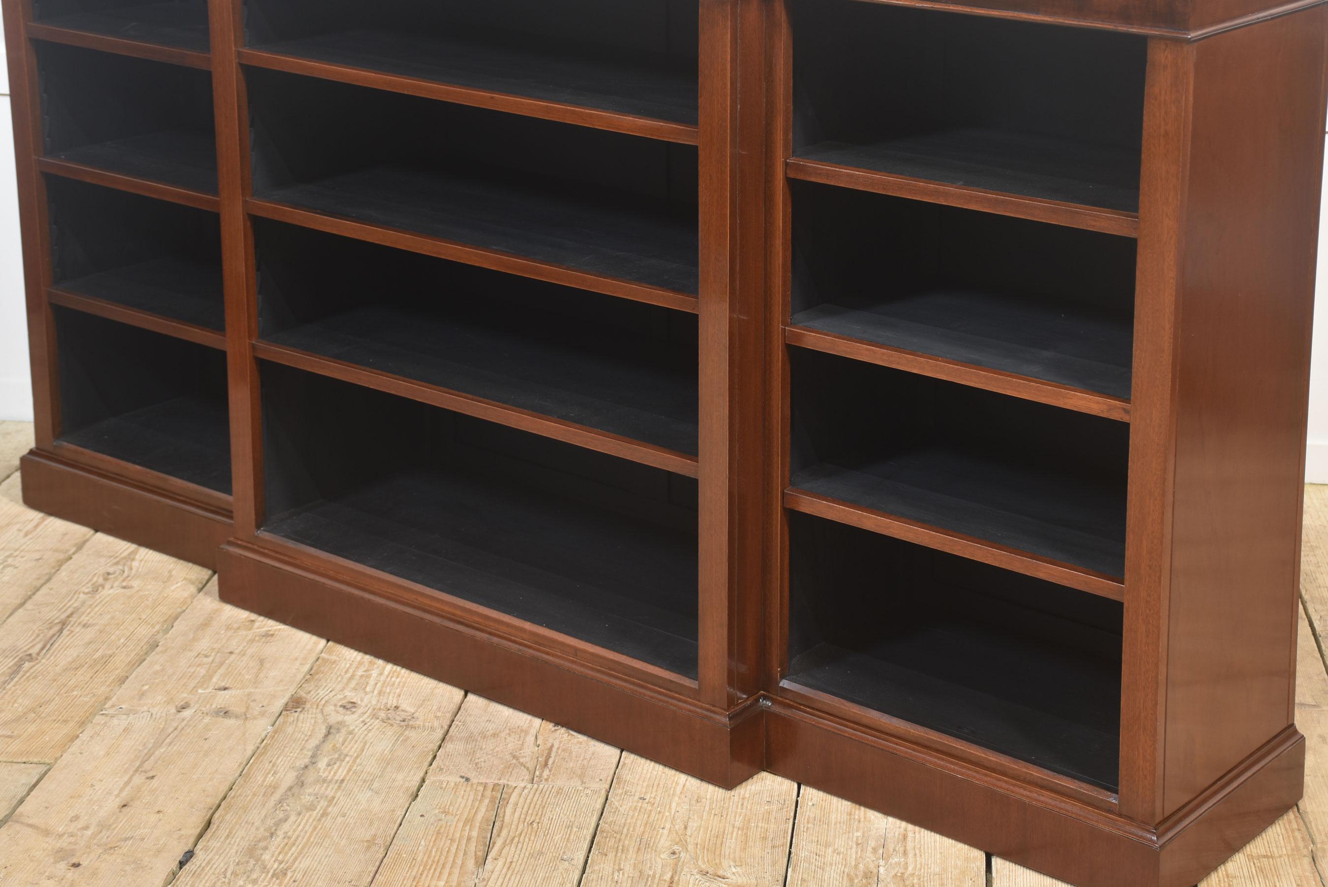 Bibliothèque ouverte Breakfront en acajou en vente 8