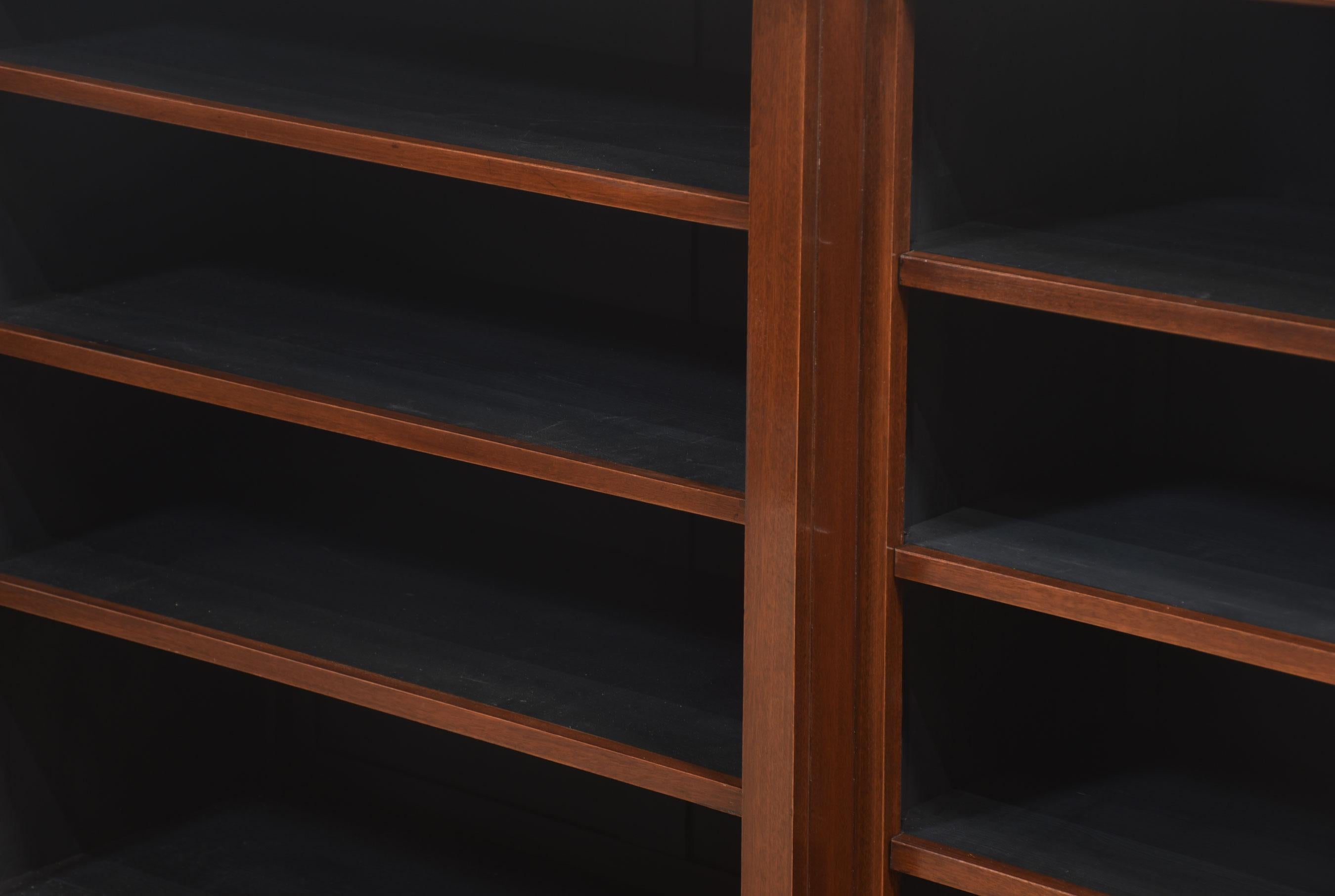 Bibliothèque ouverte Breakfront en acajou en vente 9