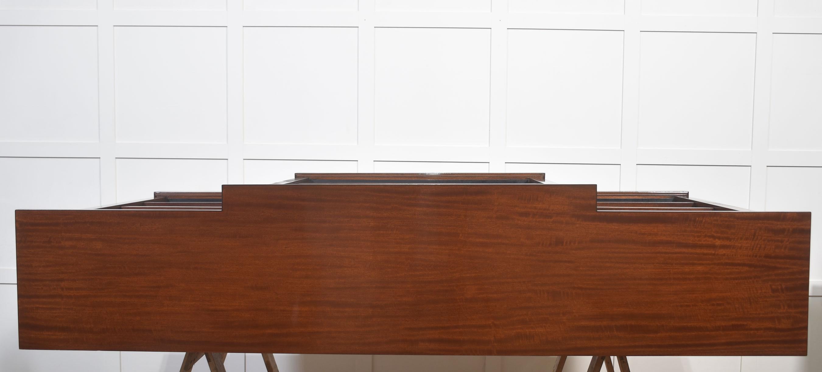 Bibliothèque ouverte Breakfront en acajou en vente 10