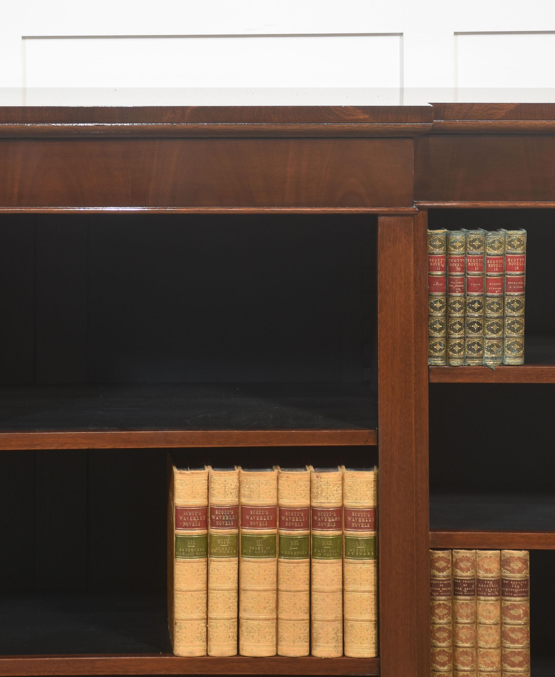 Britannique Bibliothèque ouverte Breakfront en acajou en vente