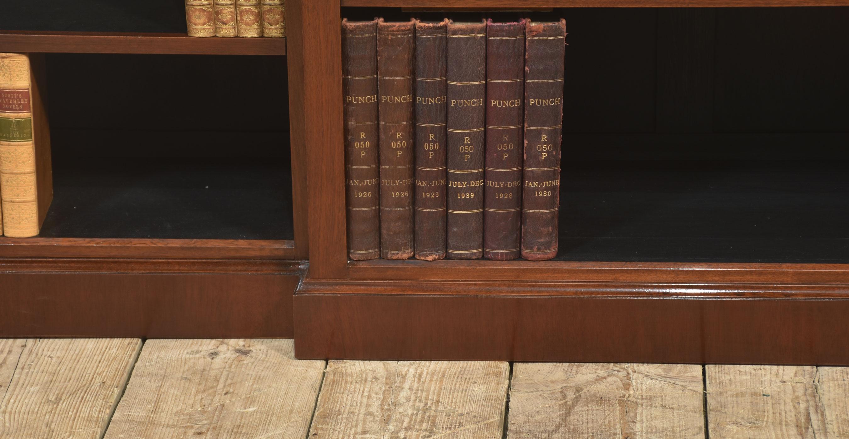 Bibliothèque ouverte Breakfront en acajou Bon état - En vente à Cheshire, GB