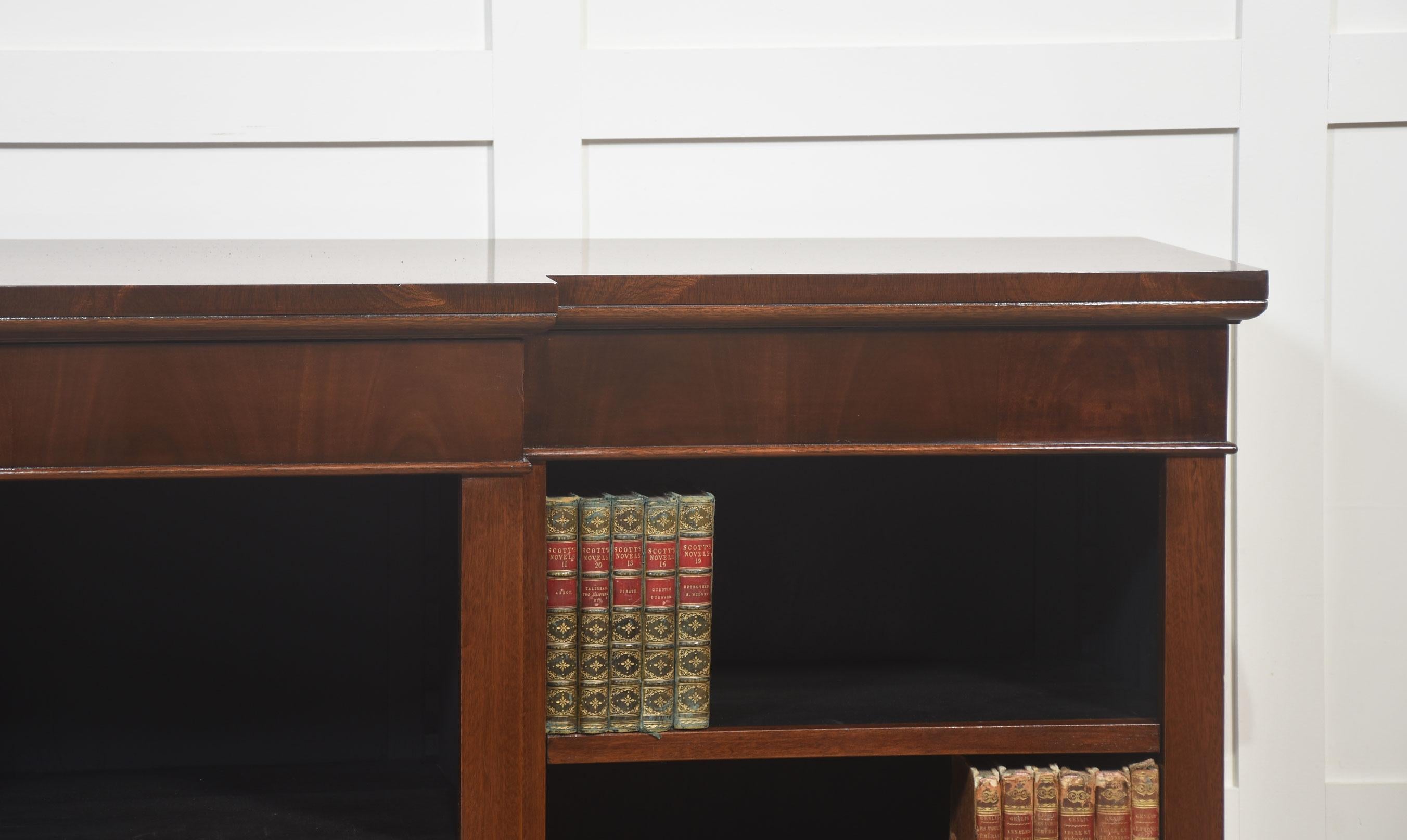 20ième siècle Bibliothèque ouverte Breakfront en acajou en vente