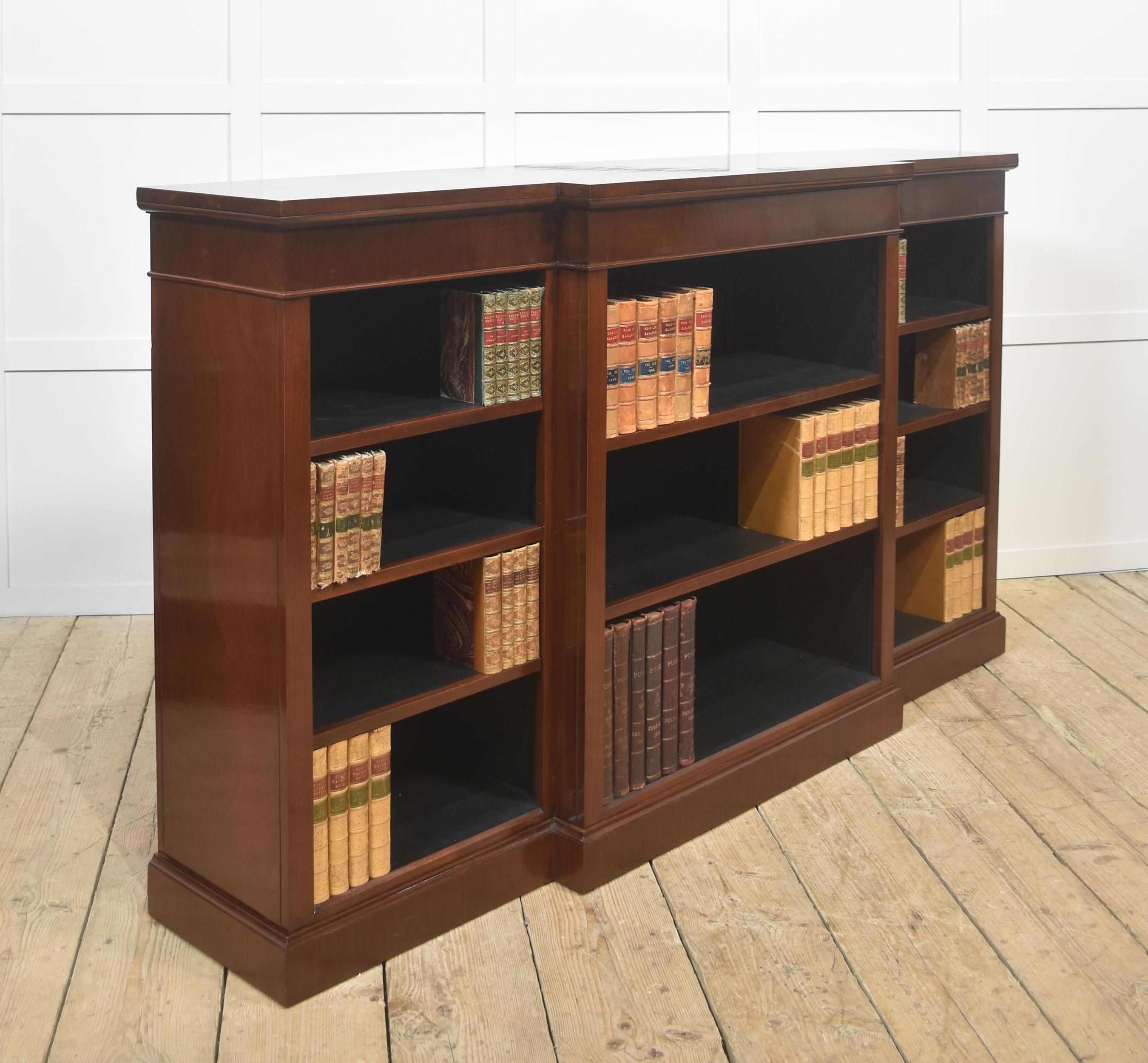 Bois Bibliothèque ouverte Breakfront en acajou en vente