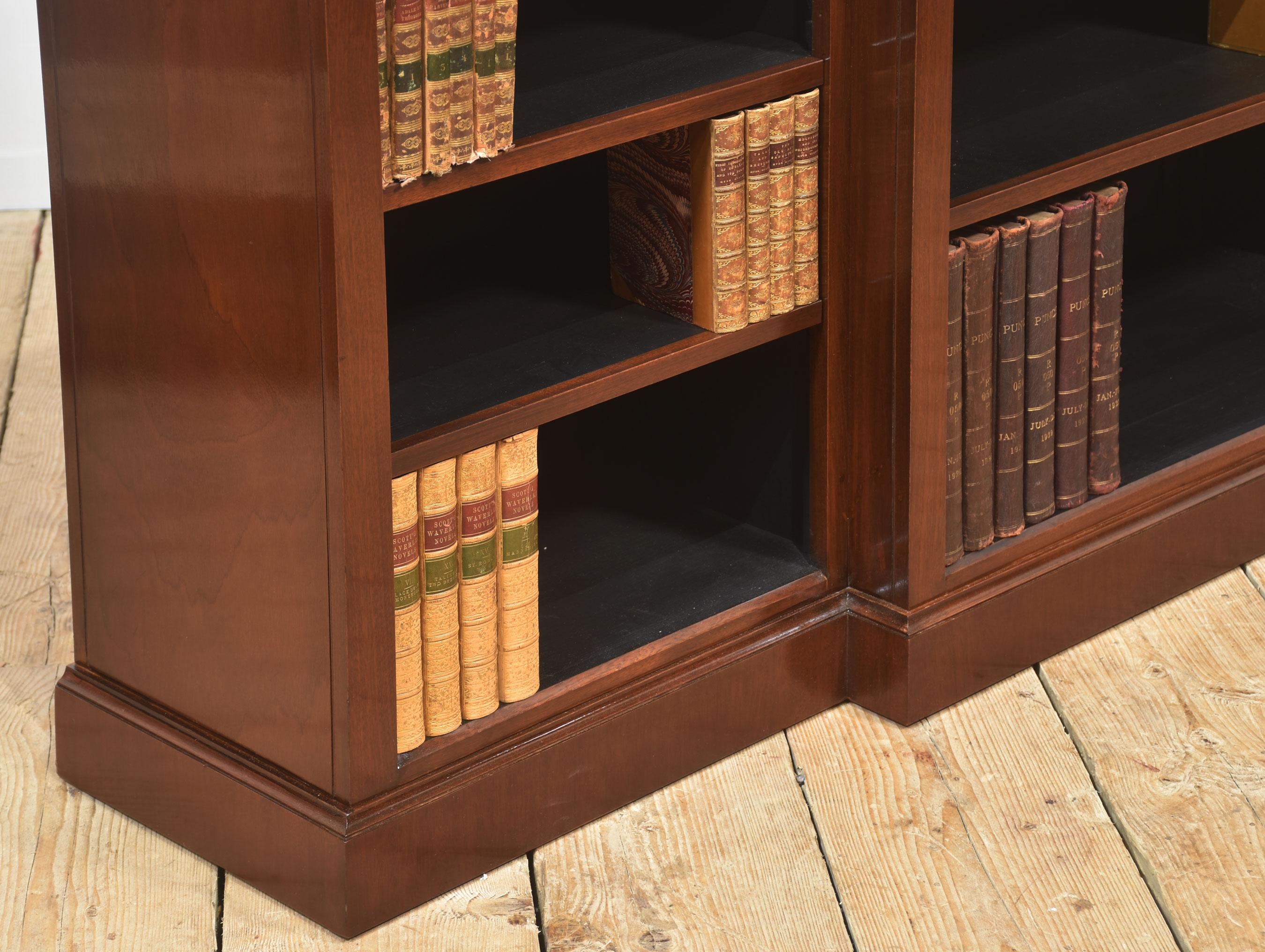 Bibliothèque ouverte Breakfront en acajou en vente 1