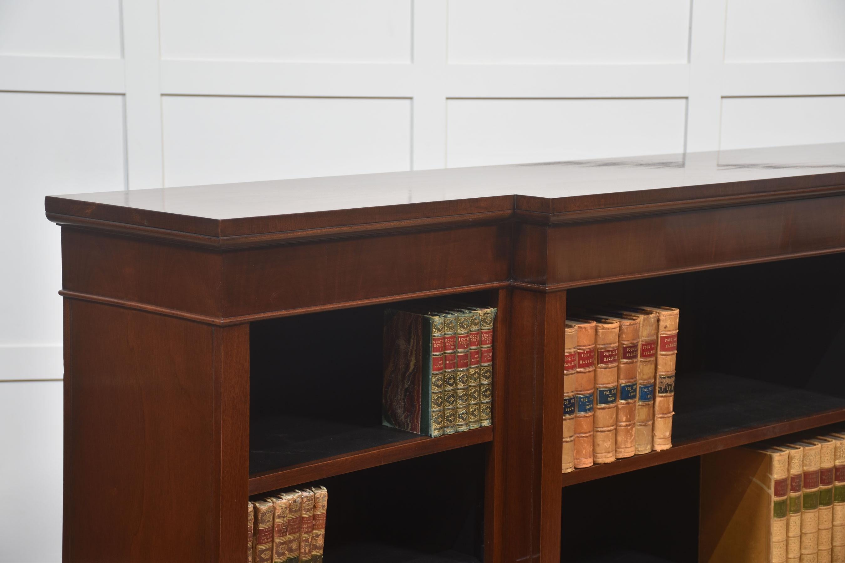 Bibliothèque ouverte Breakfront en acajou en vente 2