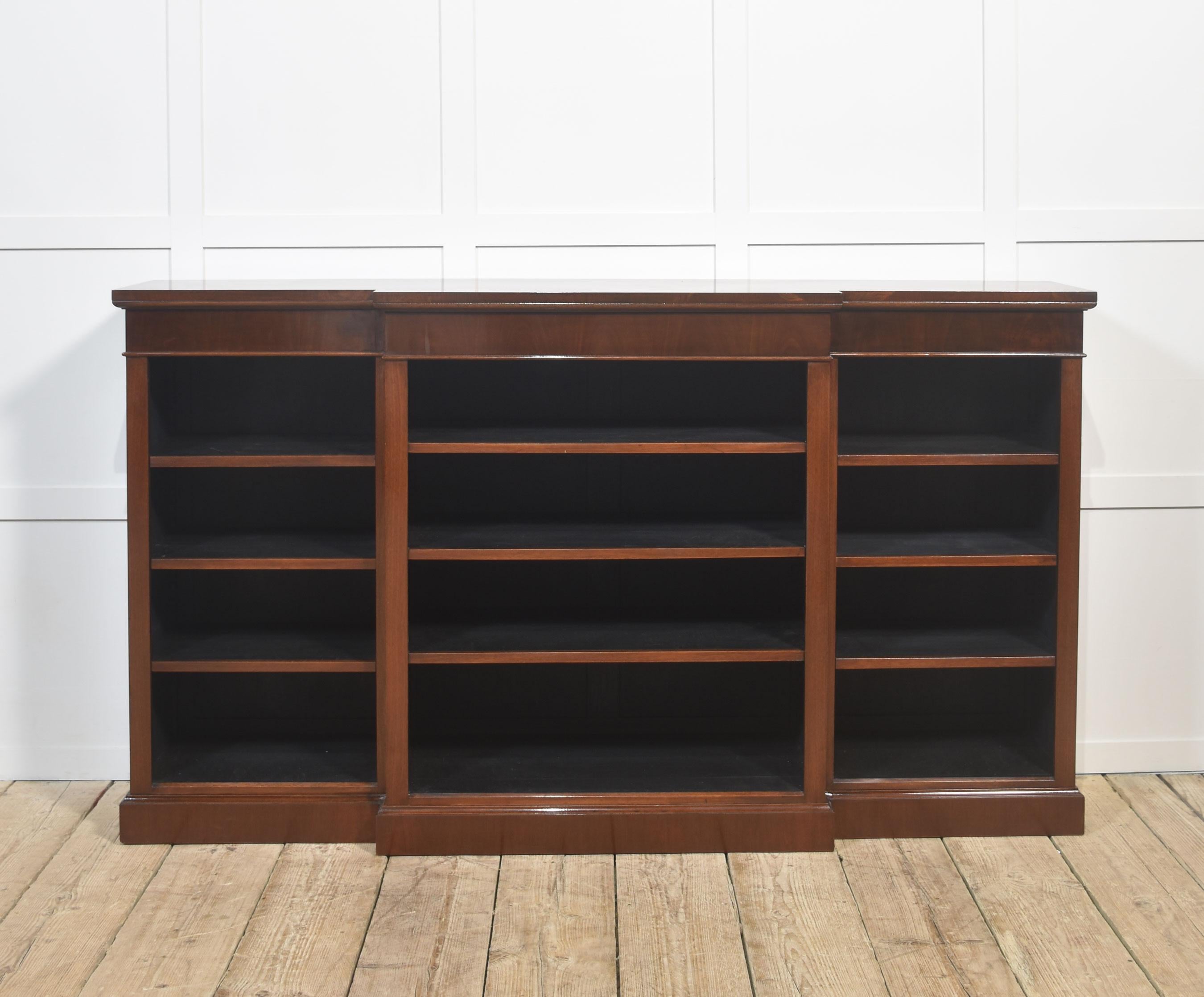 Bibliothèque ouverte Breakfront en acajou en vente 3