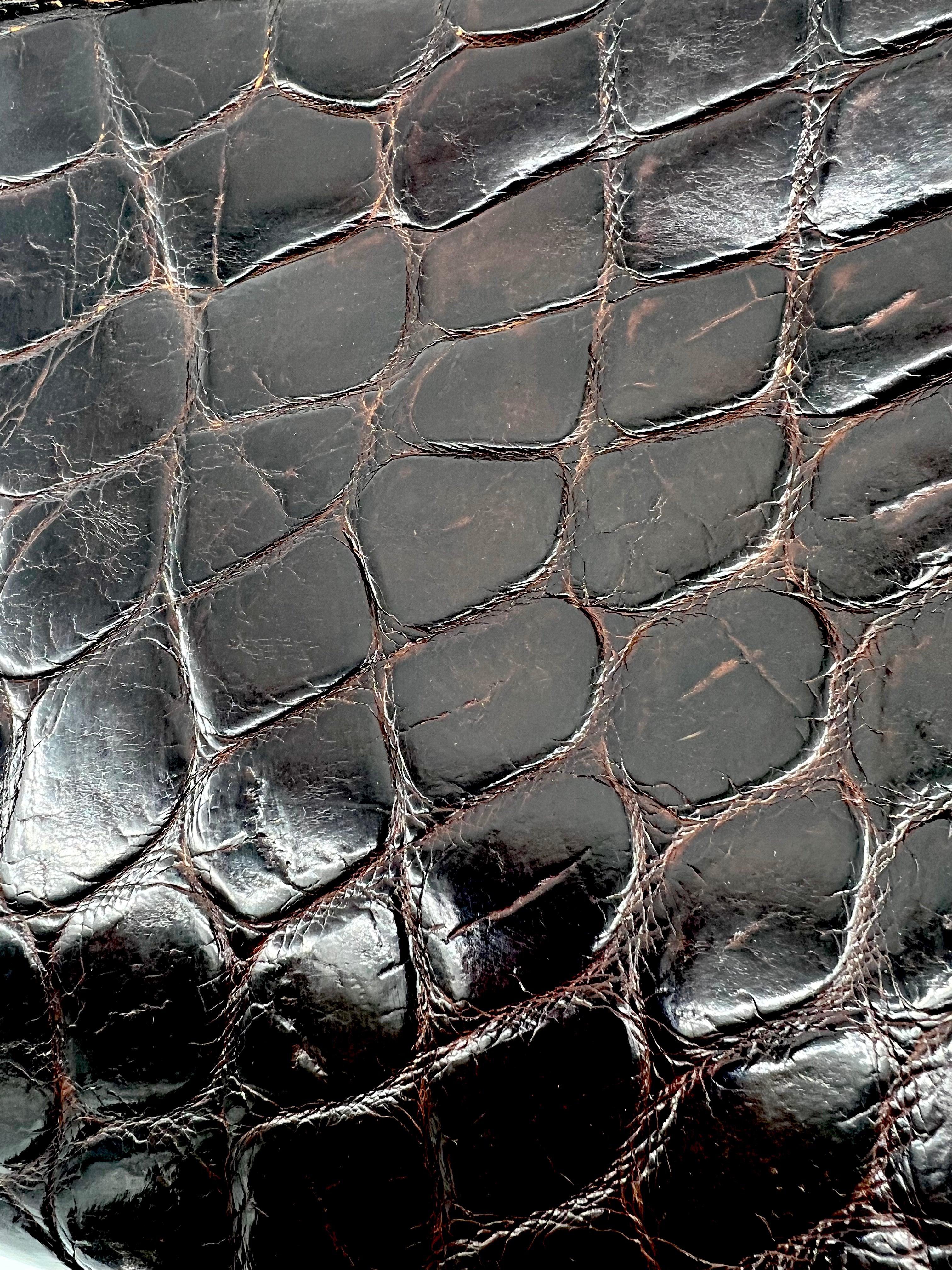 Mahagonibraune Mod-Geldbörse aus geprägtem Krokodilleder, 1960er Jahre (Schwarz) im Angebot