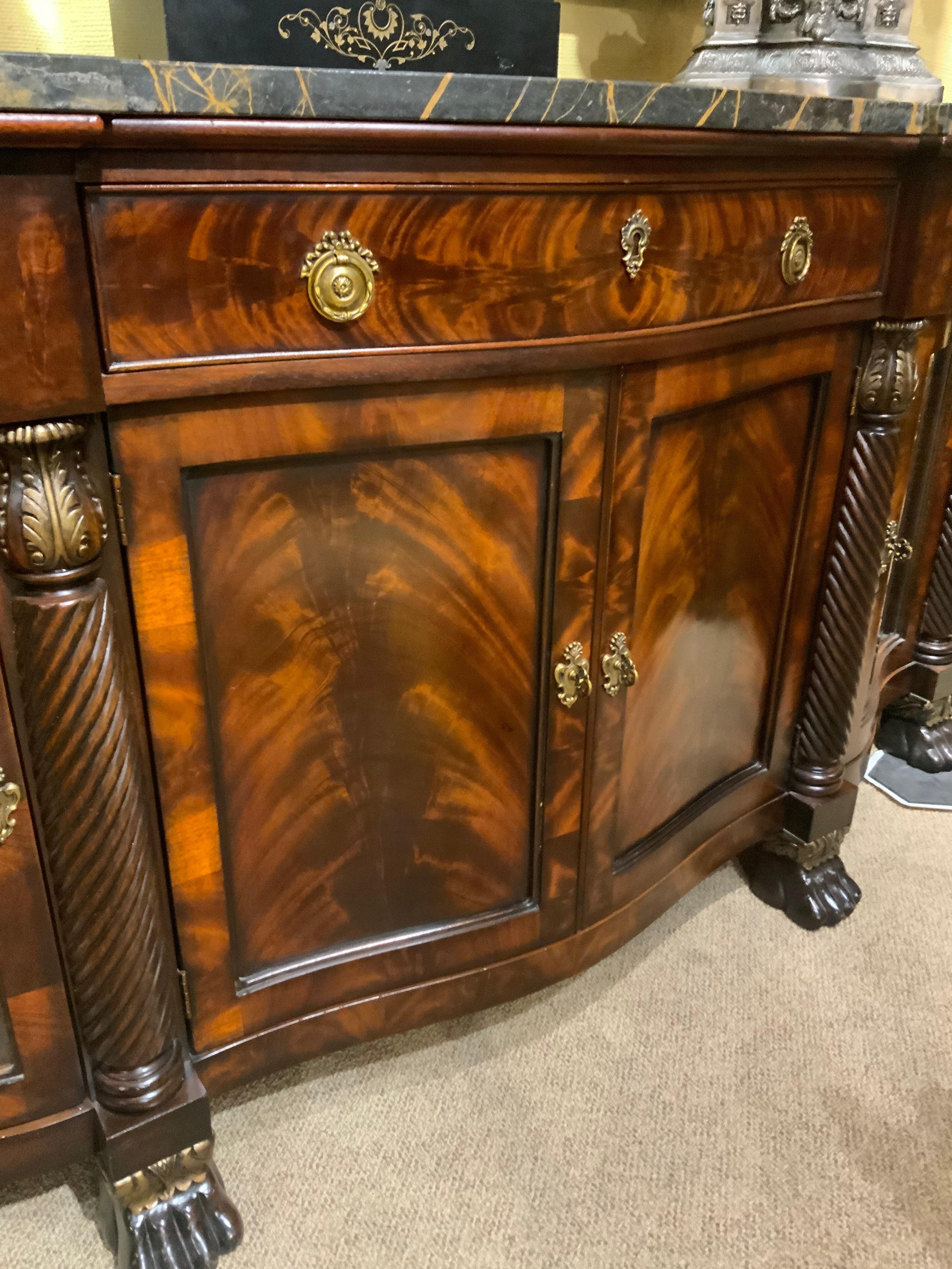 Mahagoni-Buffet aus Mahagoni mit schwarz-goldener Marmorplatte im Zustand „Hervorragend“ im Angebot in Houston, TX