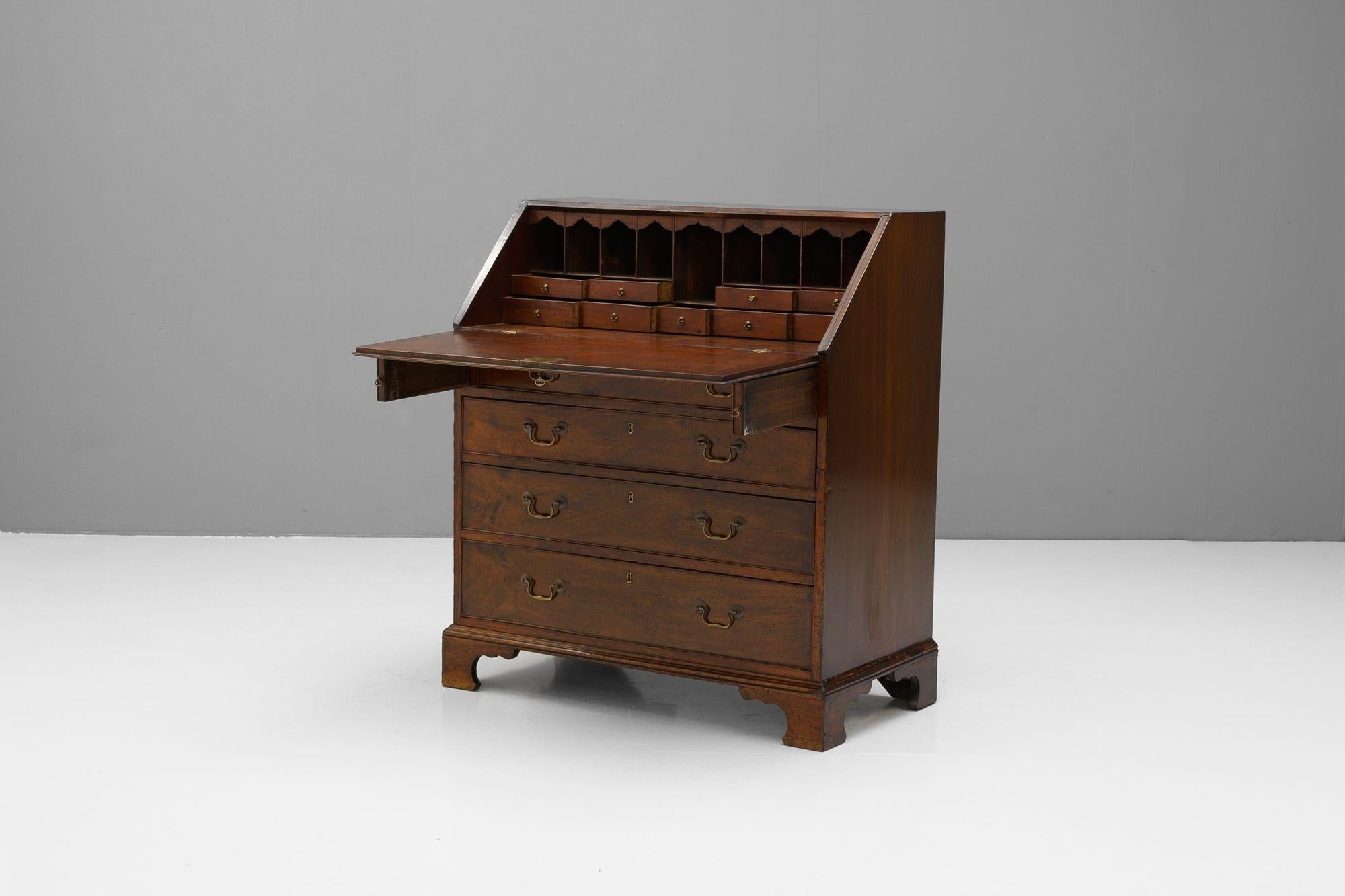 Mahogany Bureau In Good Condition For Sale In London, England