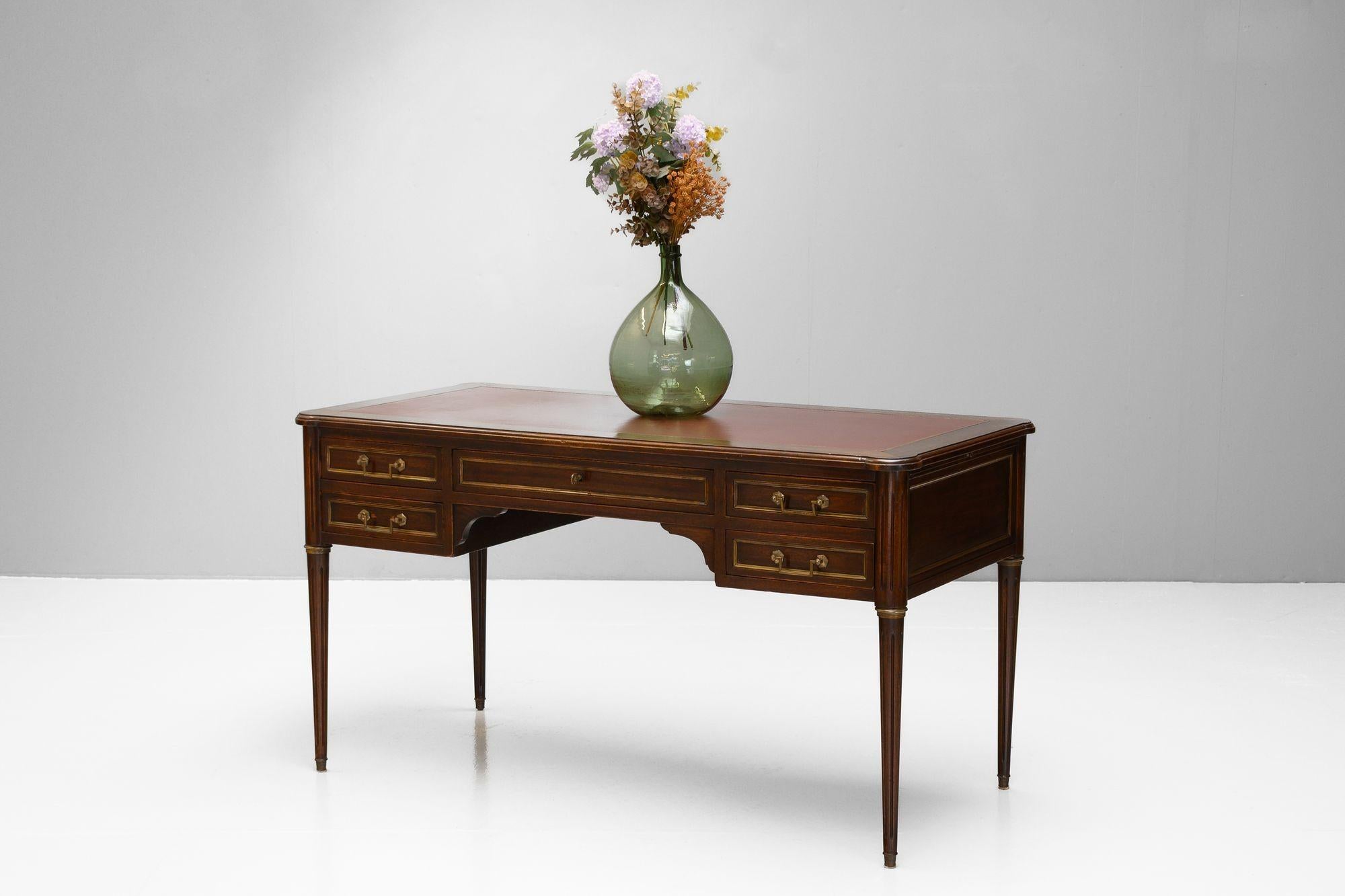 French mahogany bureau plat with original inset burgundy leather. Circa 1950
H 76cm x W 138/198cm x D 68cm