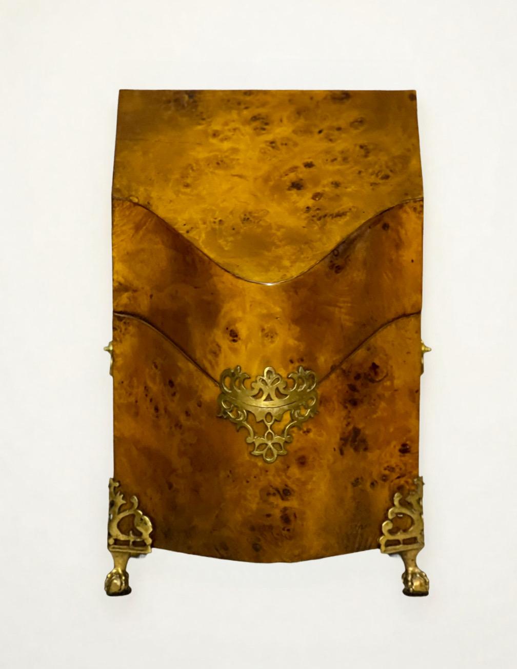 Scatola per coltelli in mogano attribuita a Theodore Alexander.  Un coperchio con cerniera a serpentina rivela un interno aperto.  Splendida scatola ornata da ferramenta in ottone reticolato con maniglie laterali a goccia e piedini a sfera e ad