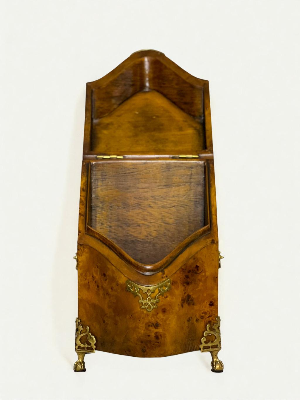 Mogano Scatola per coltelli in radica di mogano attribuita a Theodore Alexander in vendita