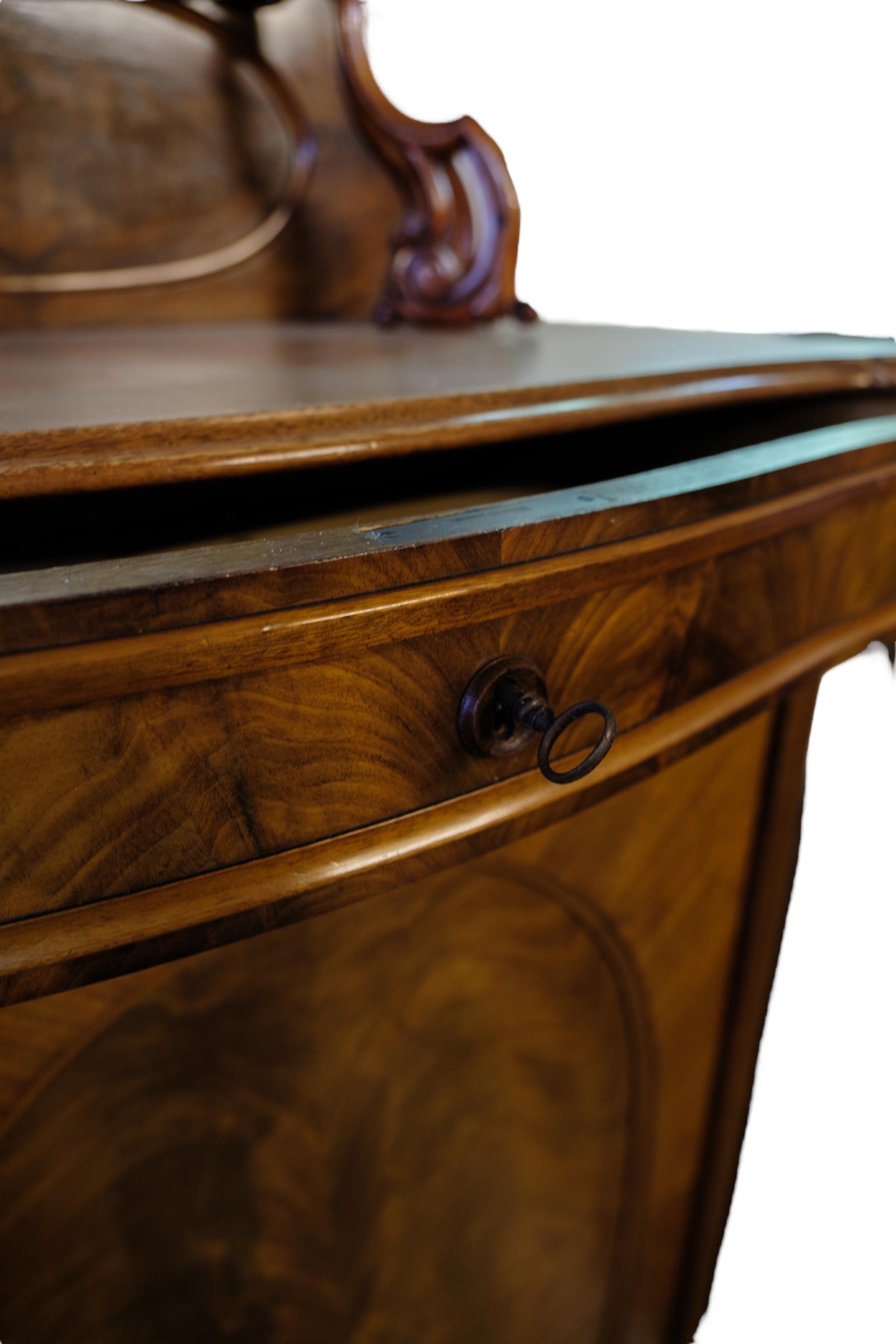 Mahogany cabinet decorated with wood carvings and intarsia from around the 1880s In Good Condition For Sale In Lejre, DK