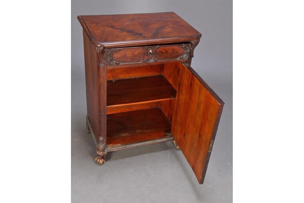 A small chest of drawers from the beginning of the 20th century.

Currently under renovation.

Origin: Northern Europe

Wood: Mahogany.