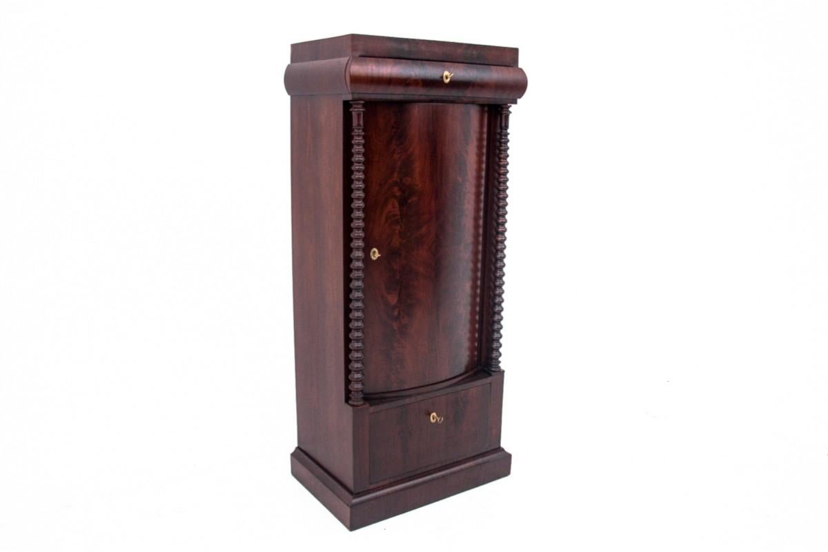 Antique chest of drawers from the mid-nineteenth century in the Biedermeier style.

The style is characterized by a simple design, corresponding to comfort and functionality.

A chest of drawers in the form of a post, great for a bar or for other