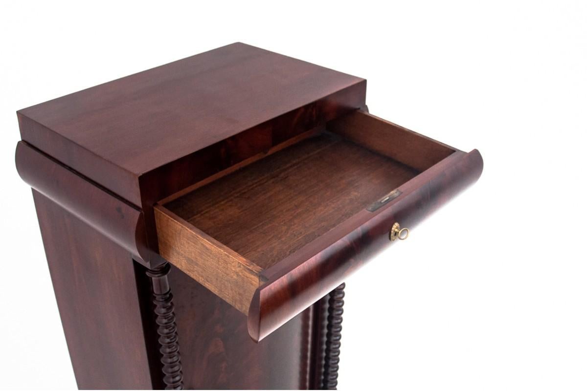 Mahogany cabinet, Northern Europe, circa 1860. In Good Condition For Sale In Chorzów, PL