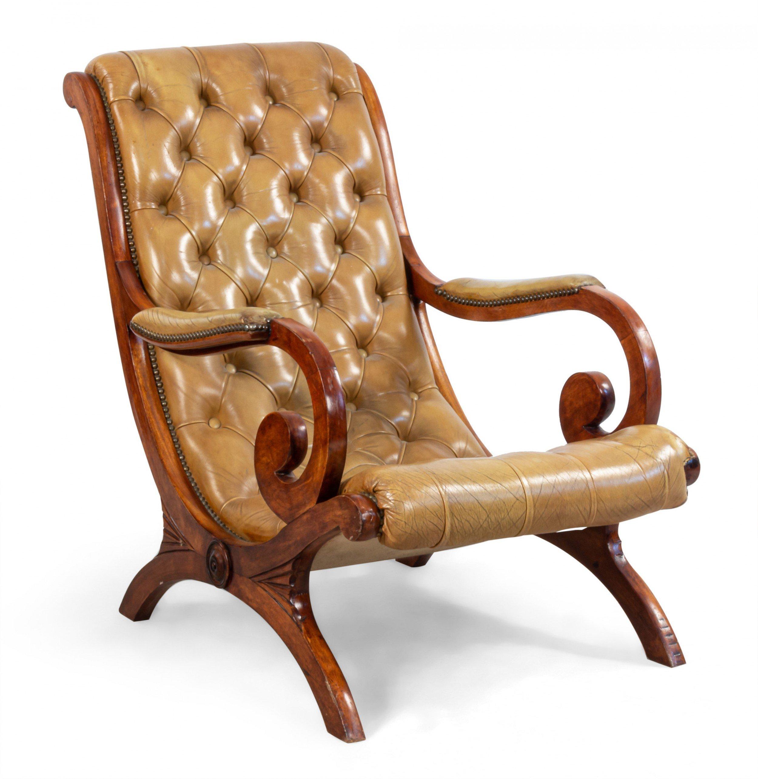 Ensemble de fauteuils de salon en acajou de style Campaigner et ottoman assorti, recouverts de cuir fauve capitonné (prix de l'ensemble).
        