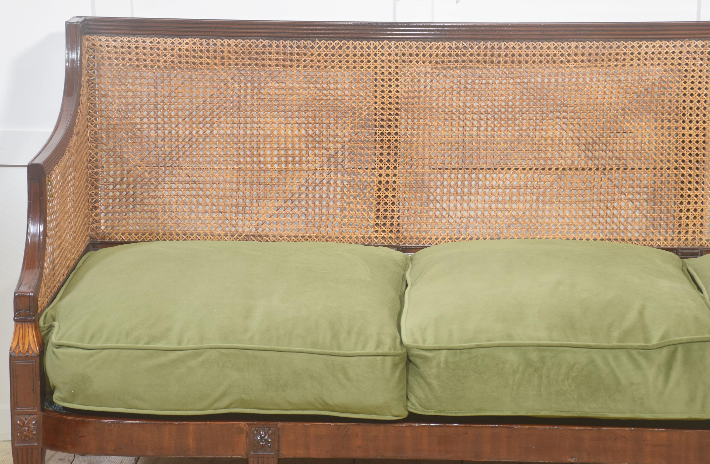 Canapé à dossier en rotin en acajou avec tapisserie en vert olive en vente 4