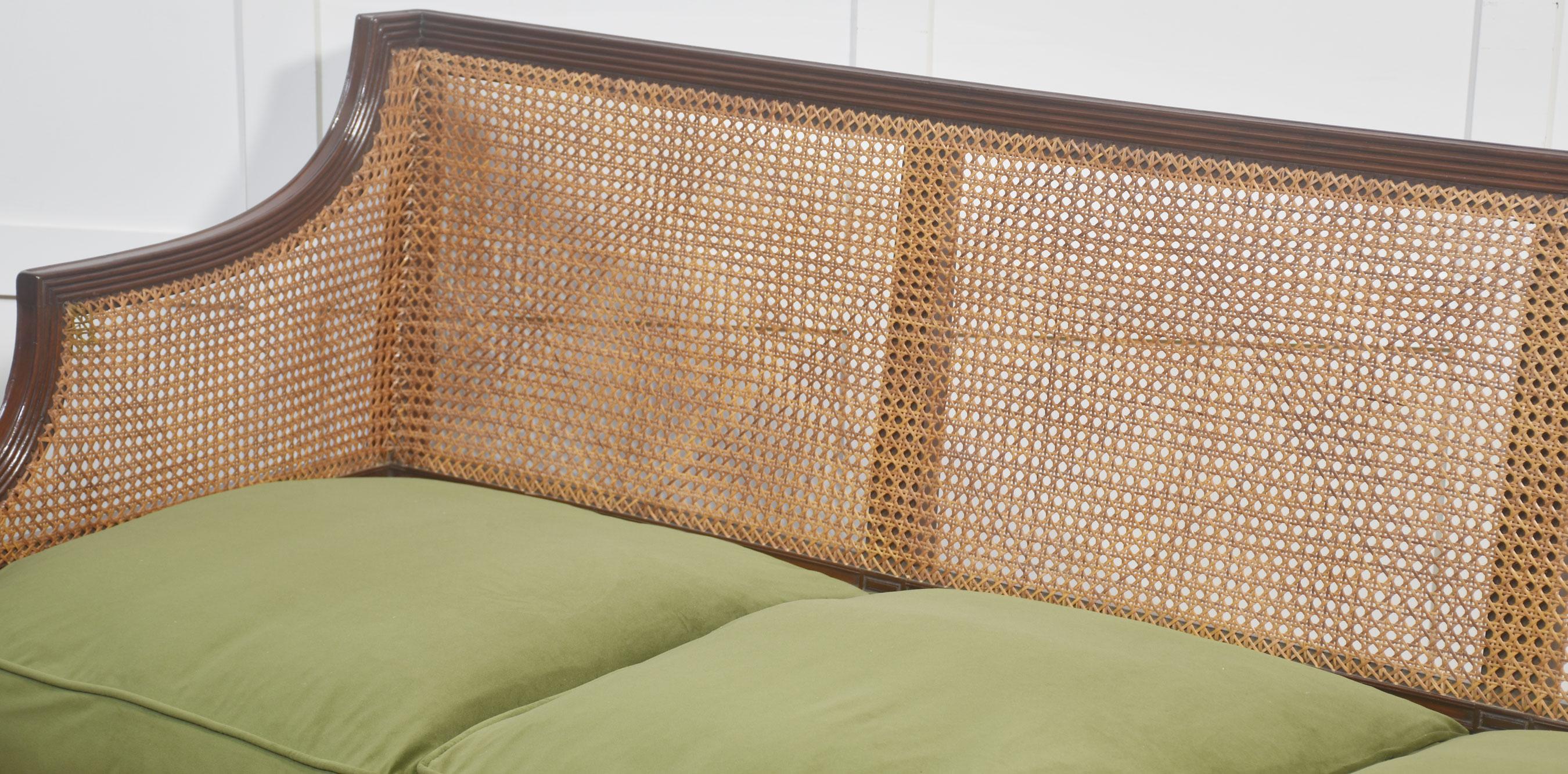 Canapé à dossier en rotin en acajou avec tapisserie en vert olive en vente 5