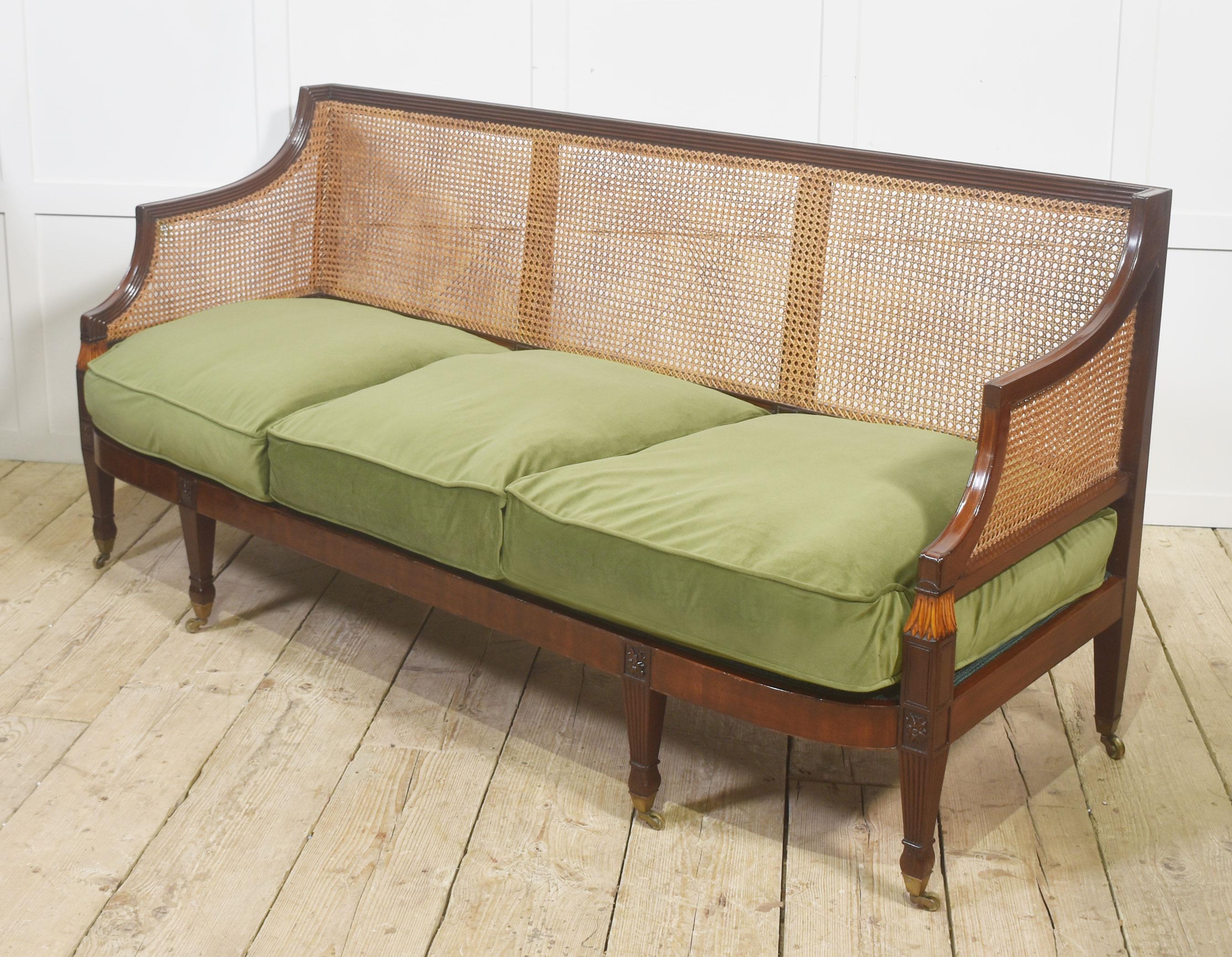 Canapé à dossier en rotin en acajou avec tapisserie en vert olive en vente 6