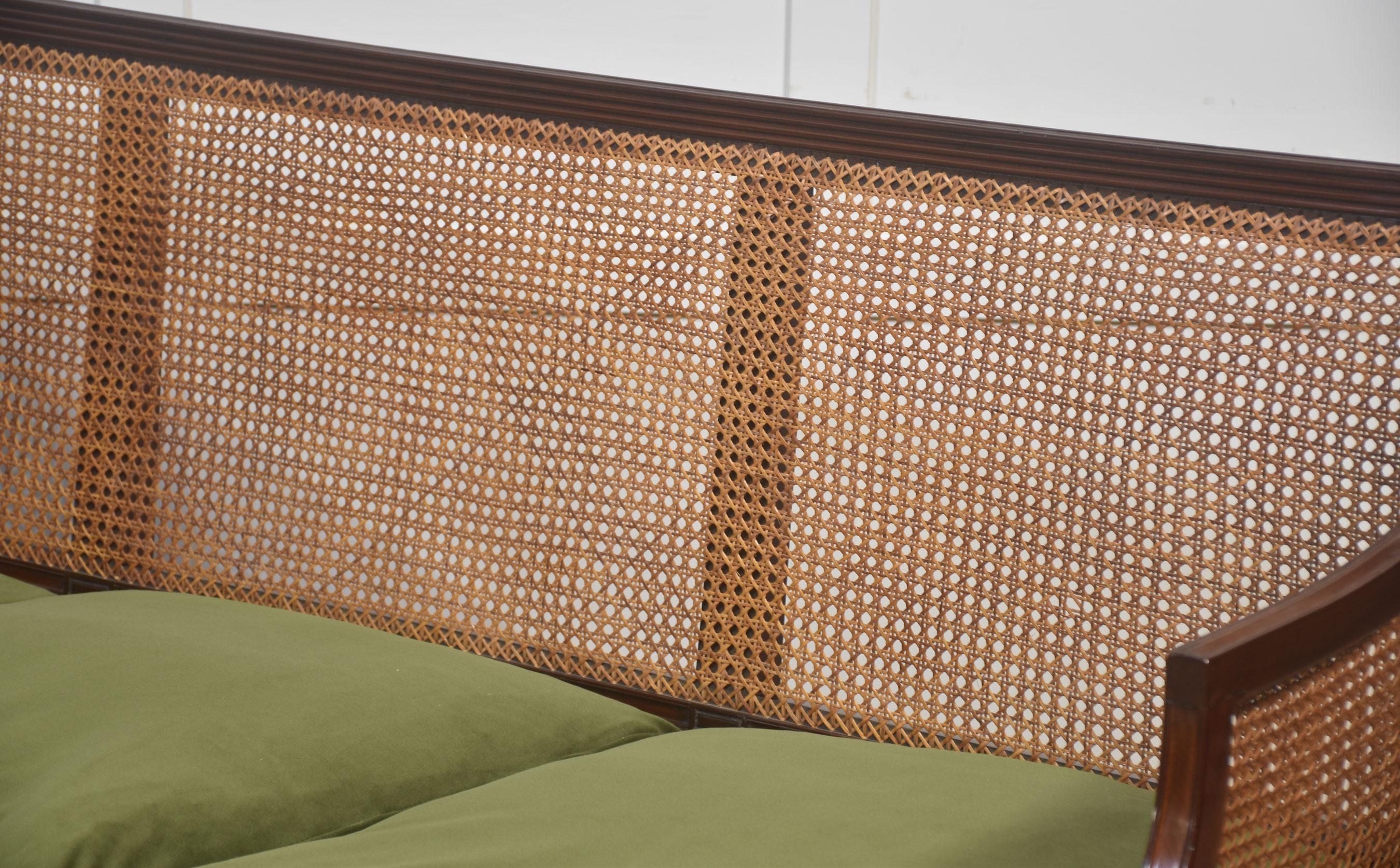 Canapé à dossier en rotin en acajou avec tapisserie en vert olive en vente 7