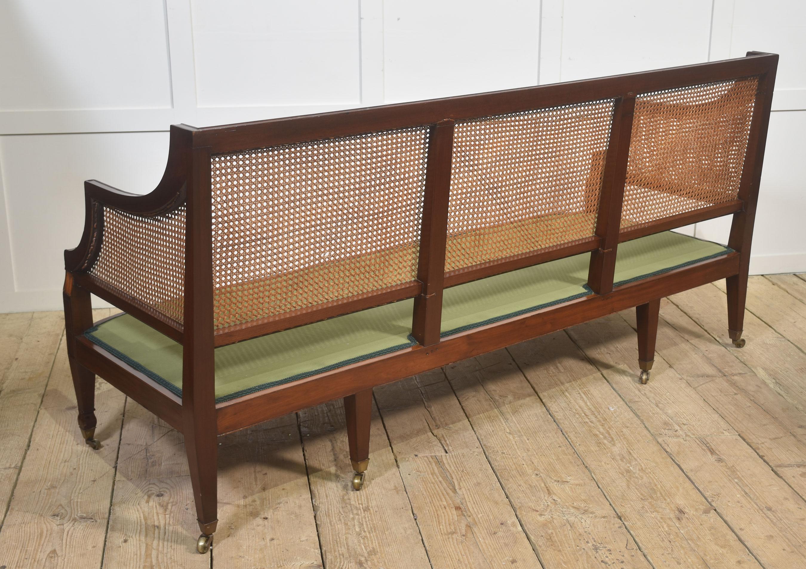 Canapé à dossier en rotin en acajou avec tapisserie en vert olive en vente 8